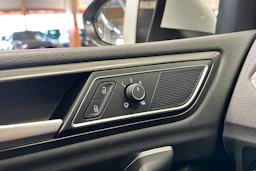 valkoinen Volkswagen Golf Sportsvan 2018 kuva 27.