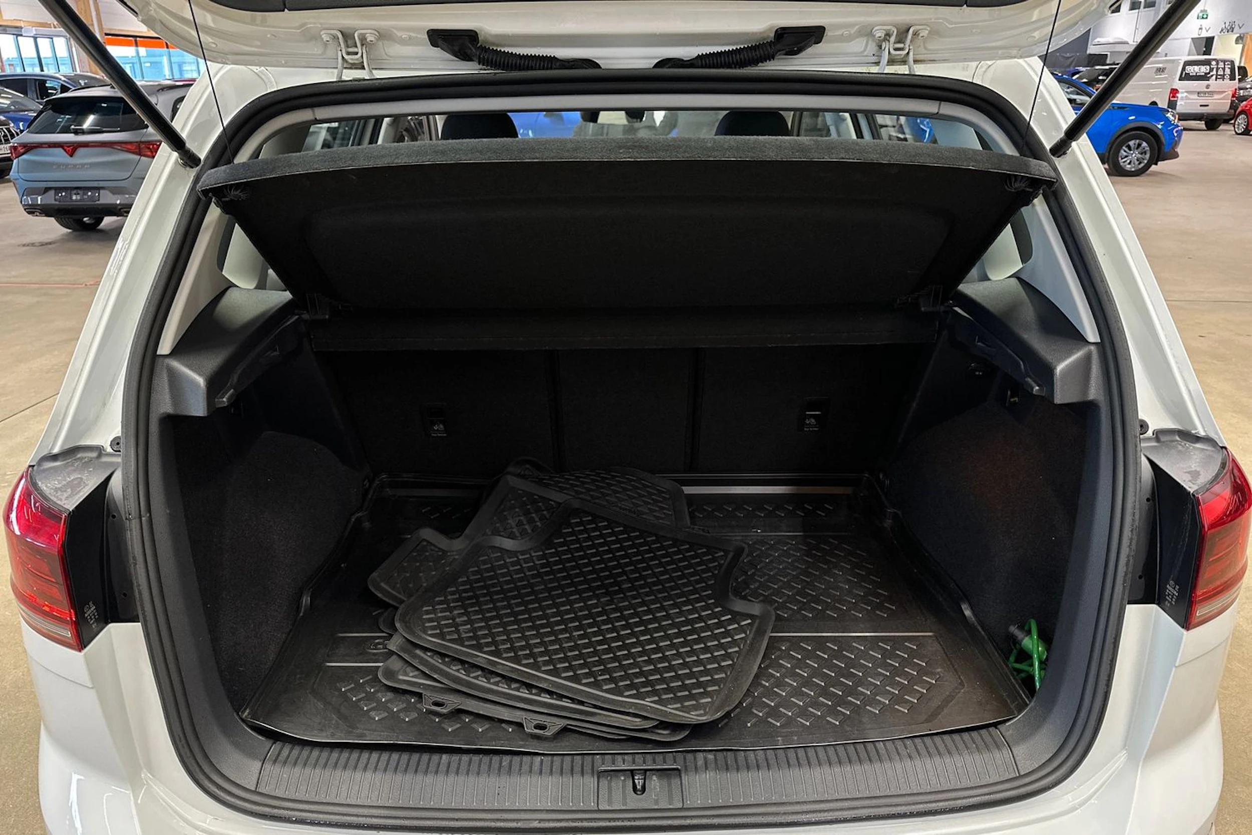 valkoinen Volkswagen Golf Sportsvan 2018 kuva 29.