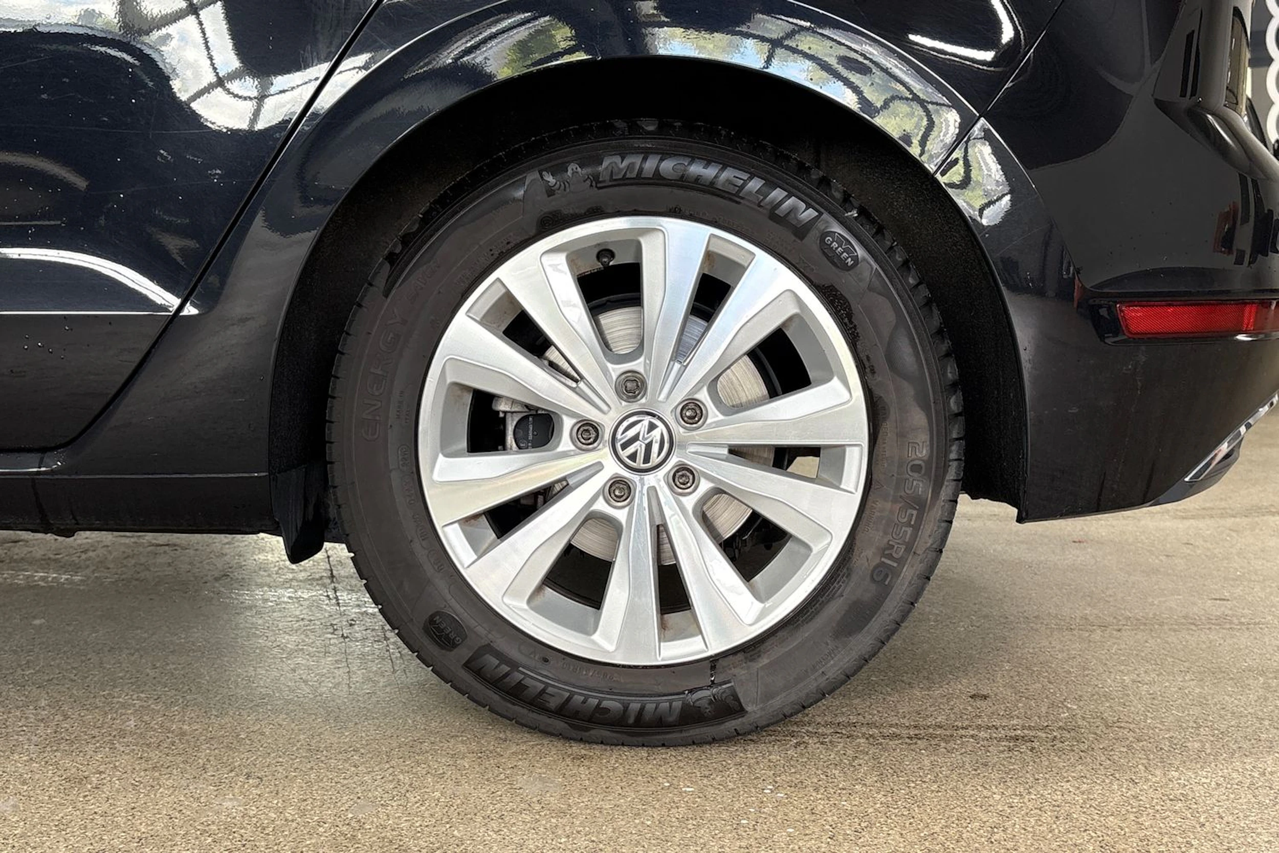 Musta Volkswagen GOLF SPORTSVAN 2018 kuva 10.
