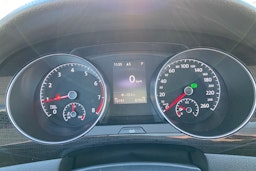 punainen Volkswagen Golf Sportsvan 2019 kuva 16.