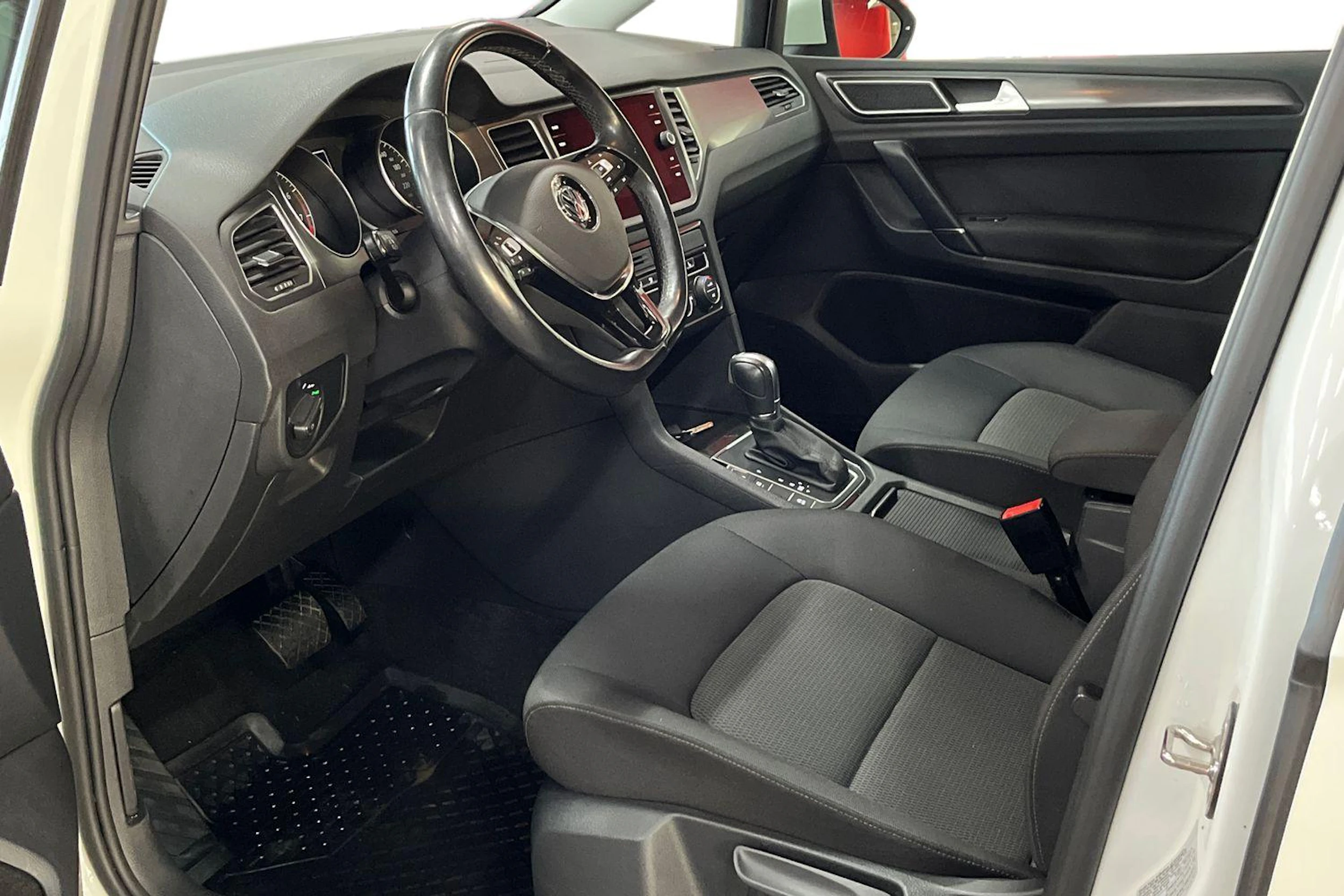 valkoinen Volkswagen Golf Sportsvan 2019 kuva 8.