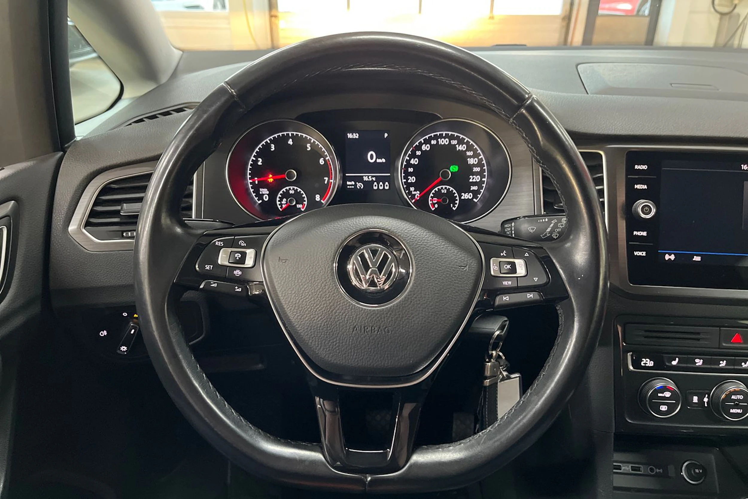 valkoinen Volkswagen Golf Sportsvan 2019 kuva 15.