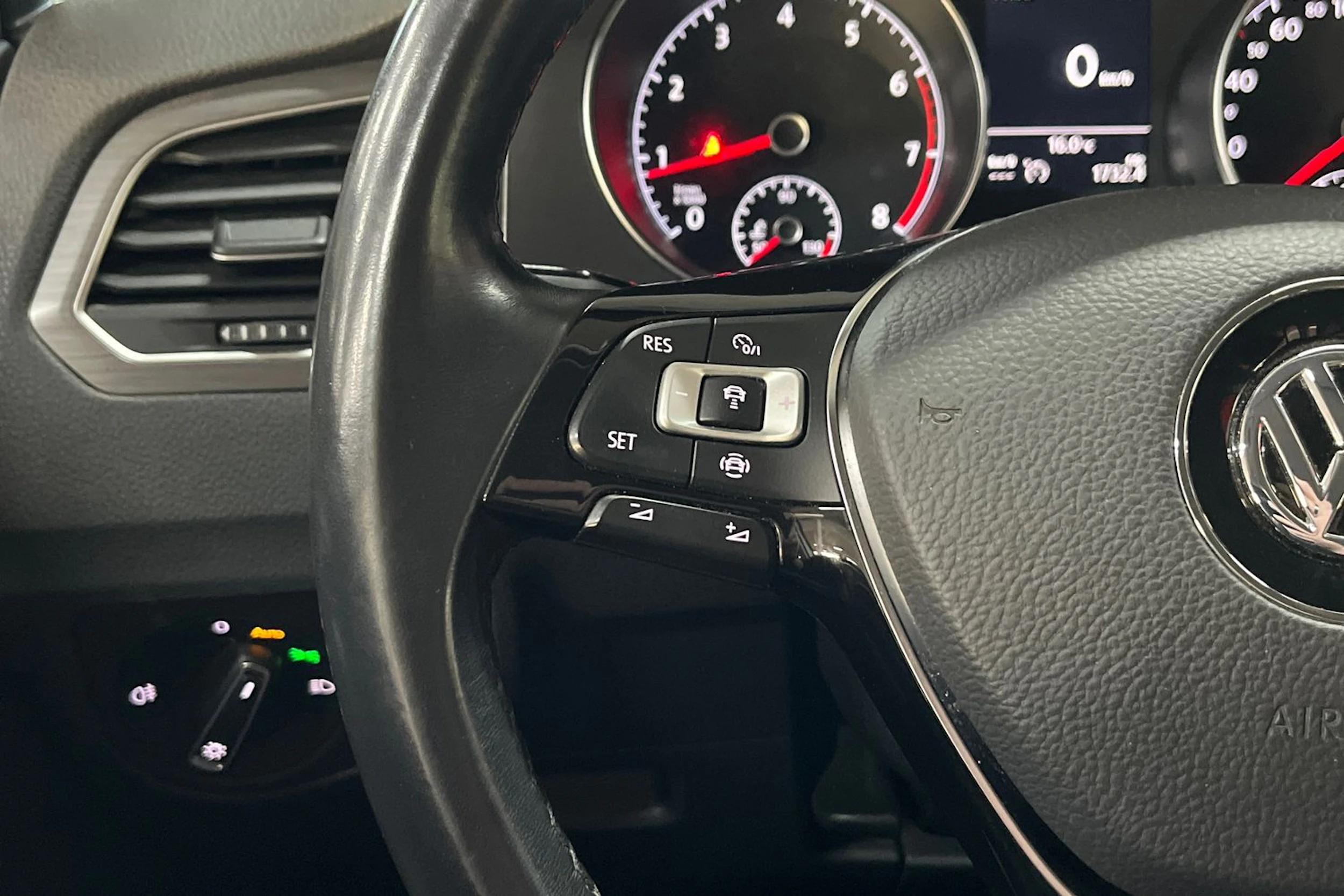 valkoinen Volkswagen Golf Sportsvan 2019 kuva 16.