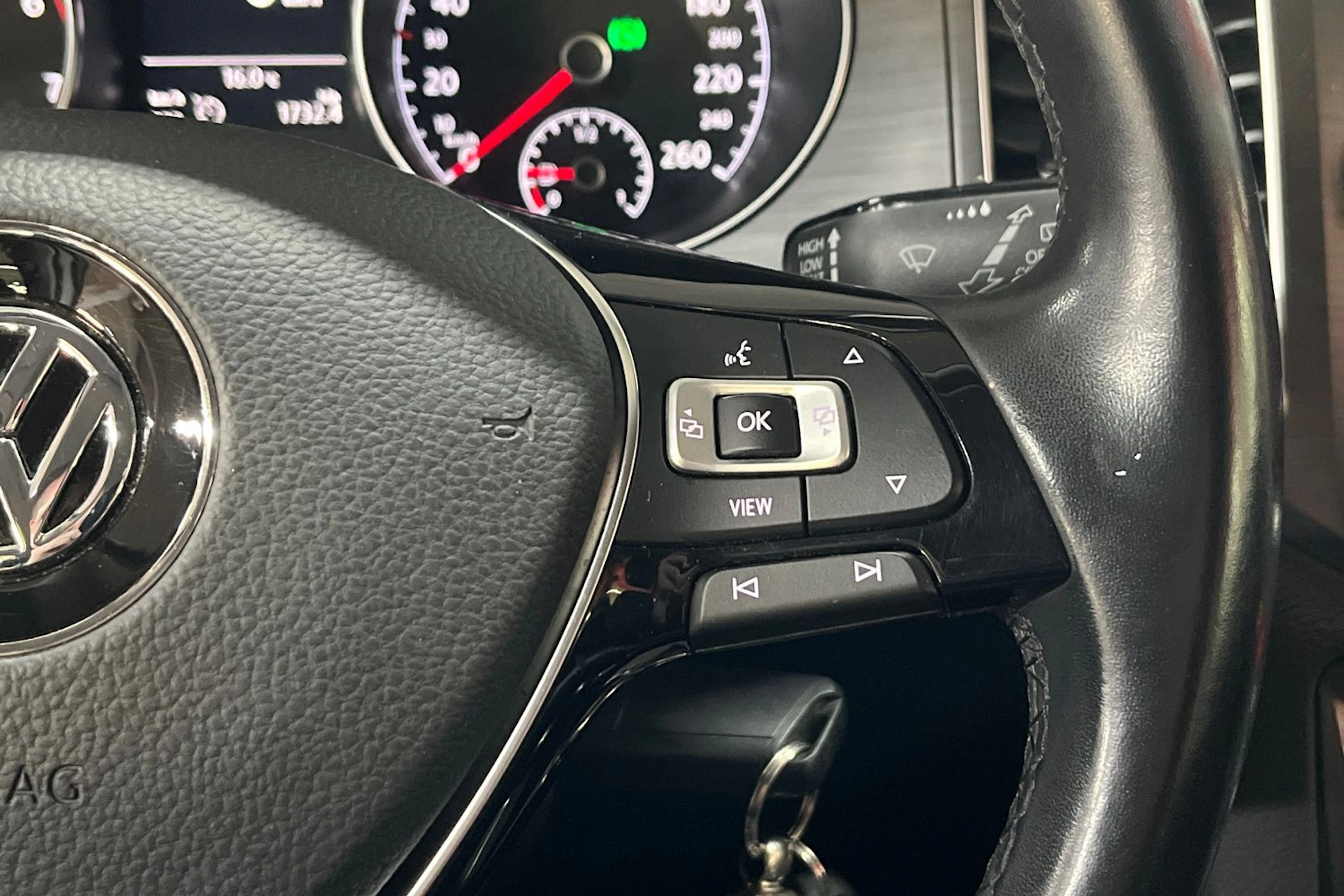 valkoinen Volkswagen Golf Sportsvan 2019 kuva 17.