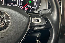 valkoinen Volkswagen Golf Sportsvan 2019 kuva 17.