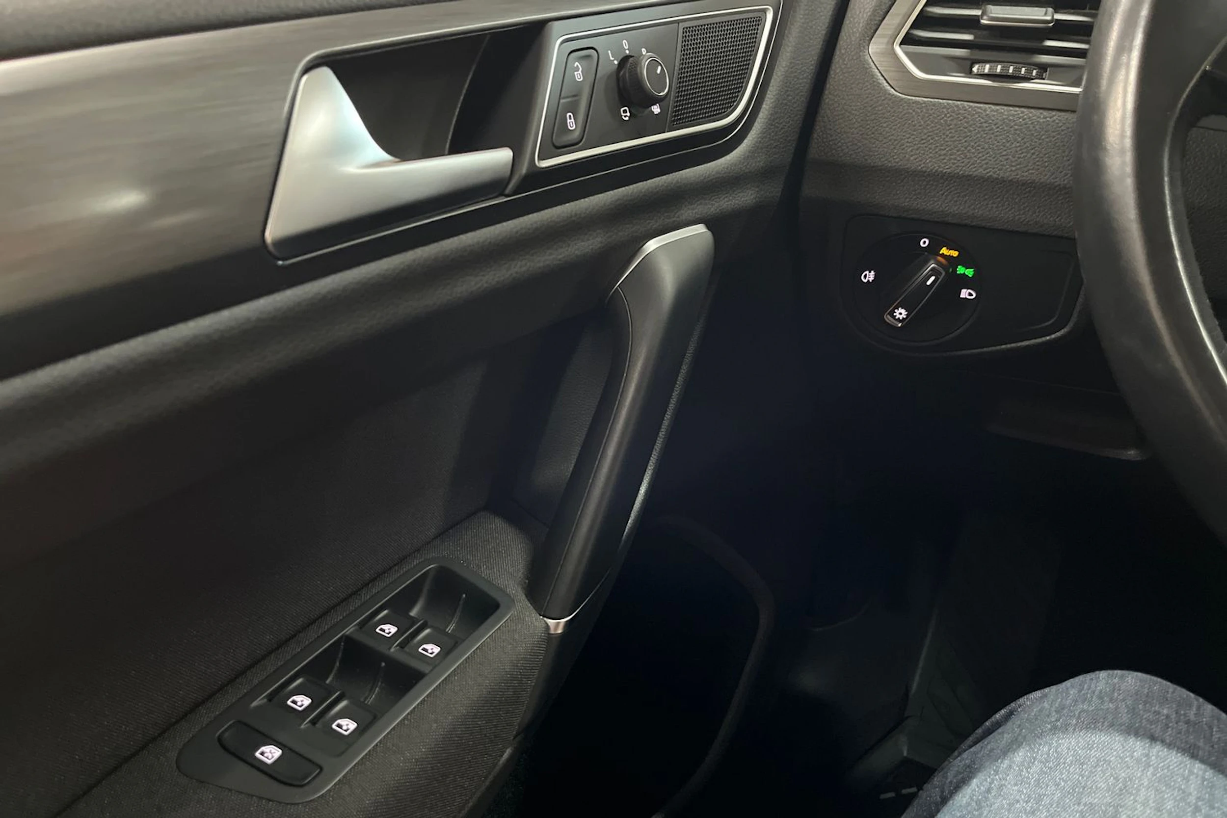 valkoinen Volkswagen Golf Sportsvan 2019 kuva 19.