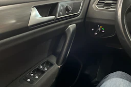 valkoinen Volkswagen Golf Sportsvan 2019 kuva 19.