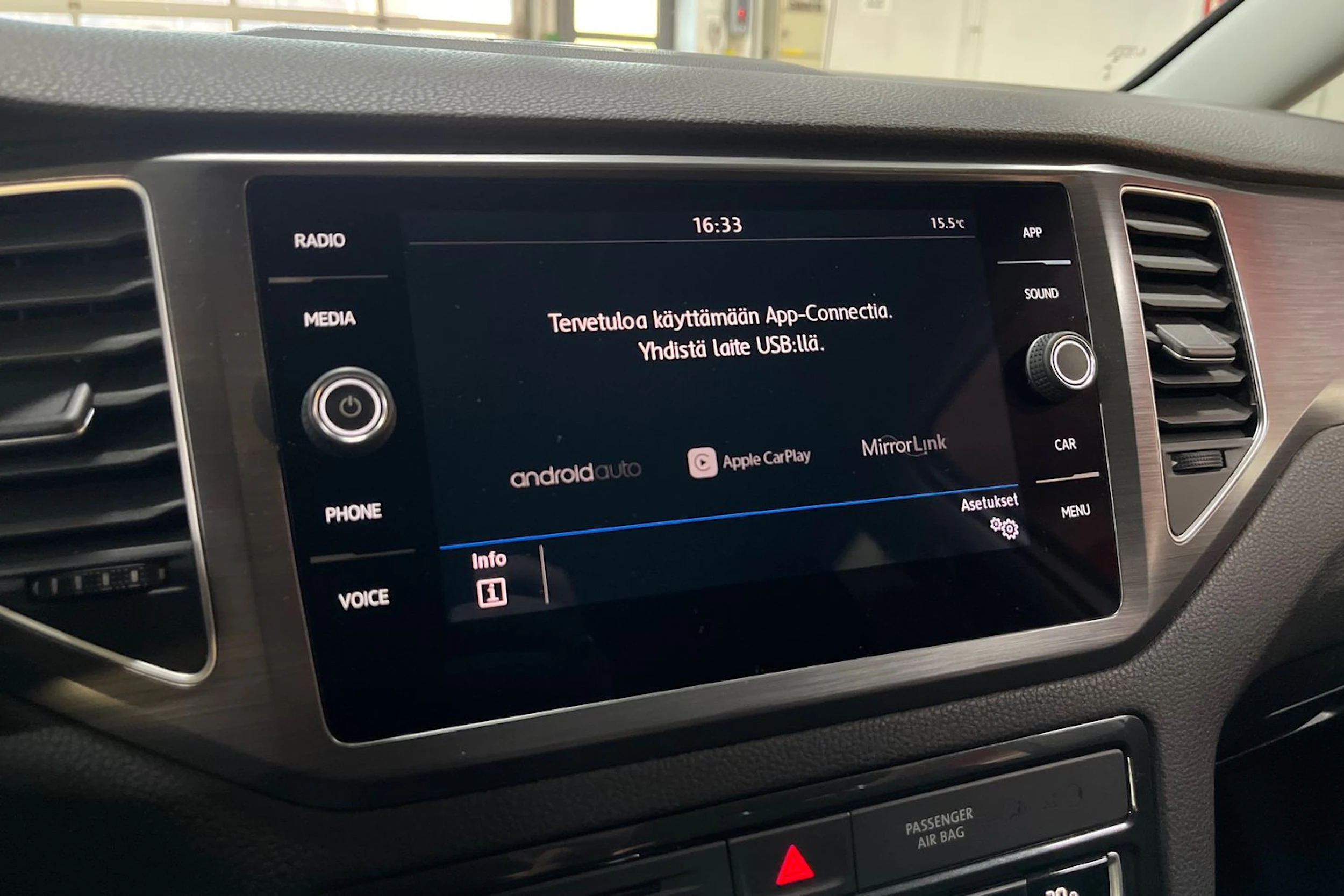 valkoinen Volkswagen Golf Sportsvan 2019 kuva 21.