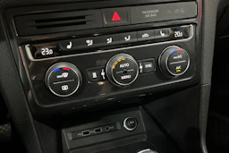 valkoinen Volkswagen Golf Sportsvan 2019 kuva 23.