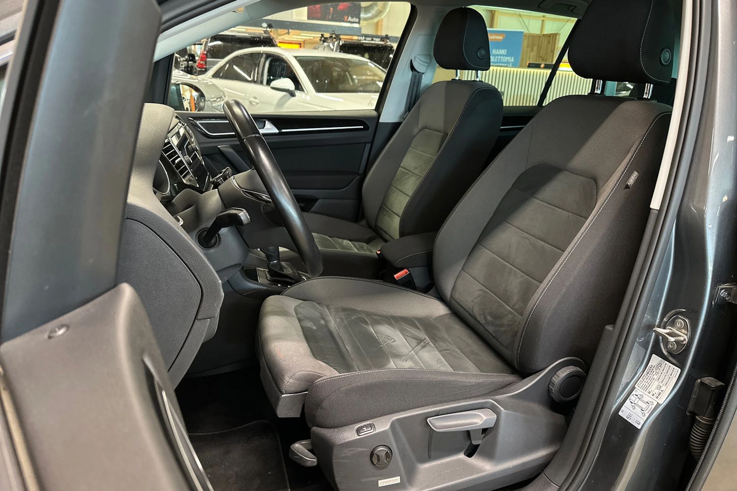 Harmaa Volkswagen Golf Sportsvan 2019 kuva 16.
