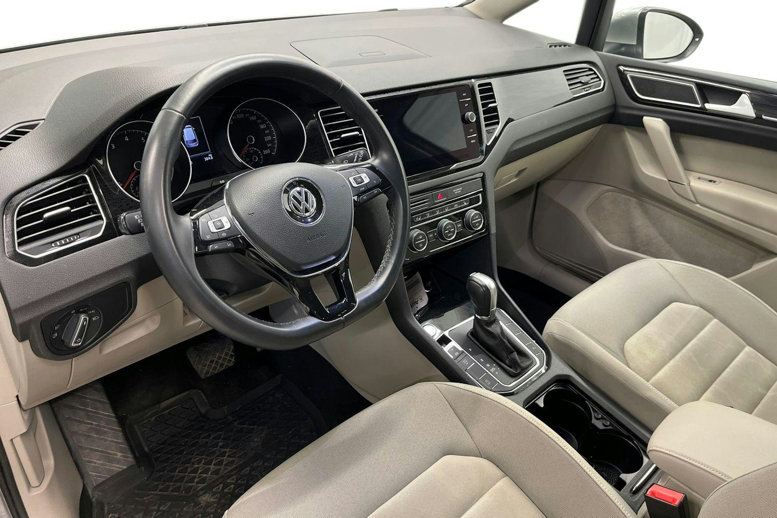 harmaa Volkswagen Golf Sportsvan 2019 kuva 6.