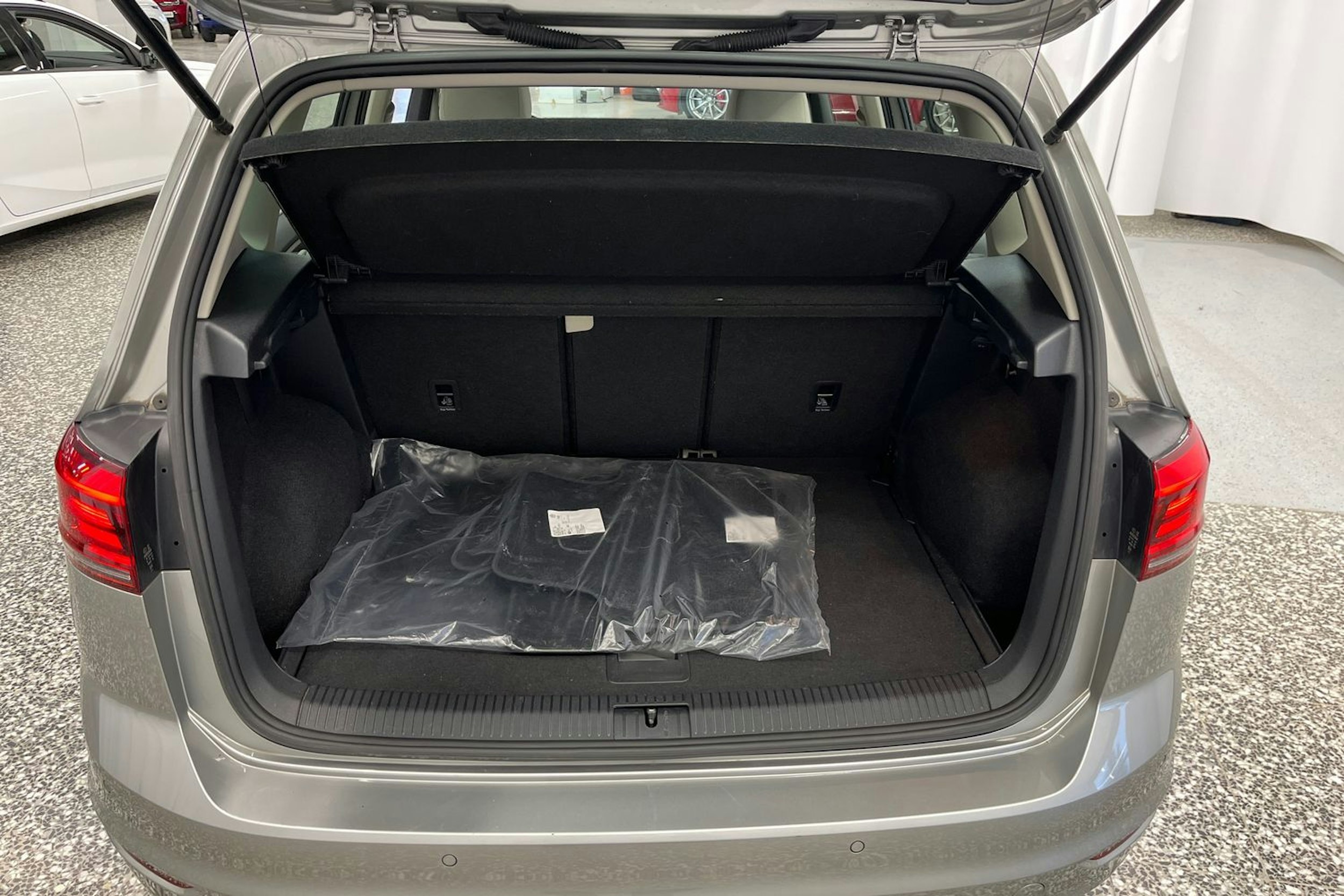 harmaa Volkswagen Golf Sportsvan 2019 kuva 20.