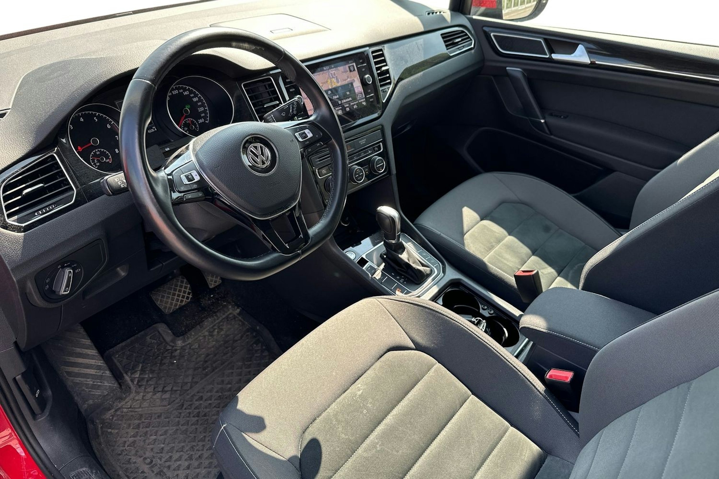 punainen Volkswagen Golf Sportsvan 2019 kuva 3.