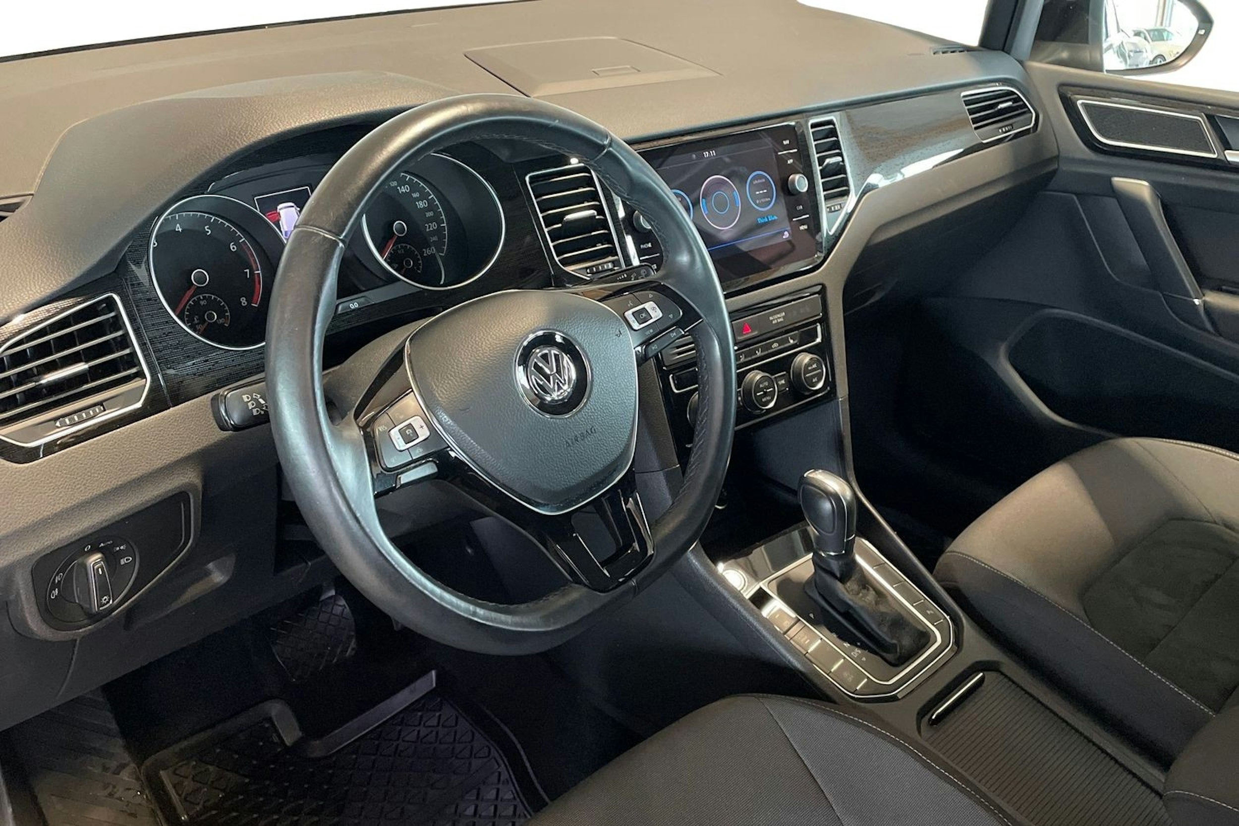 Musta Volkswagen GOLF SPORTSVAN 2019 kuva 7.