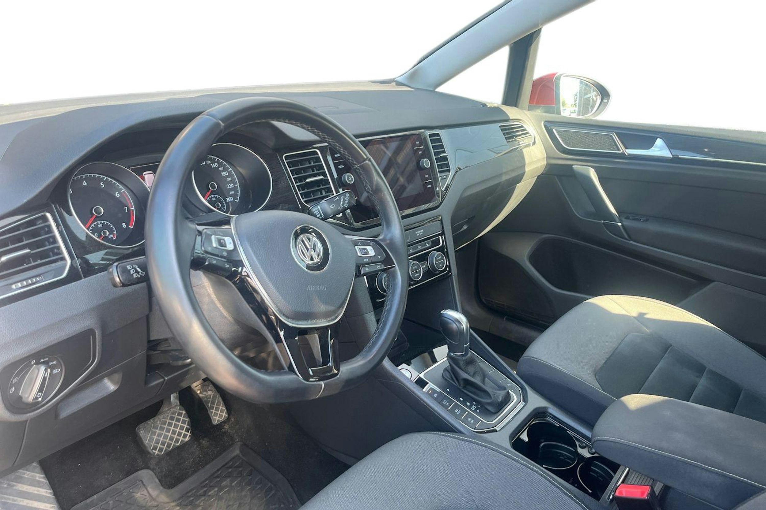 Punainen Volkswagen GOLF SPORTSVAN 2019 kuva 3.