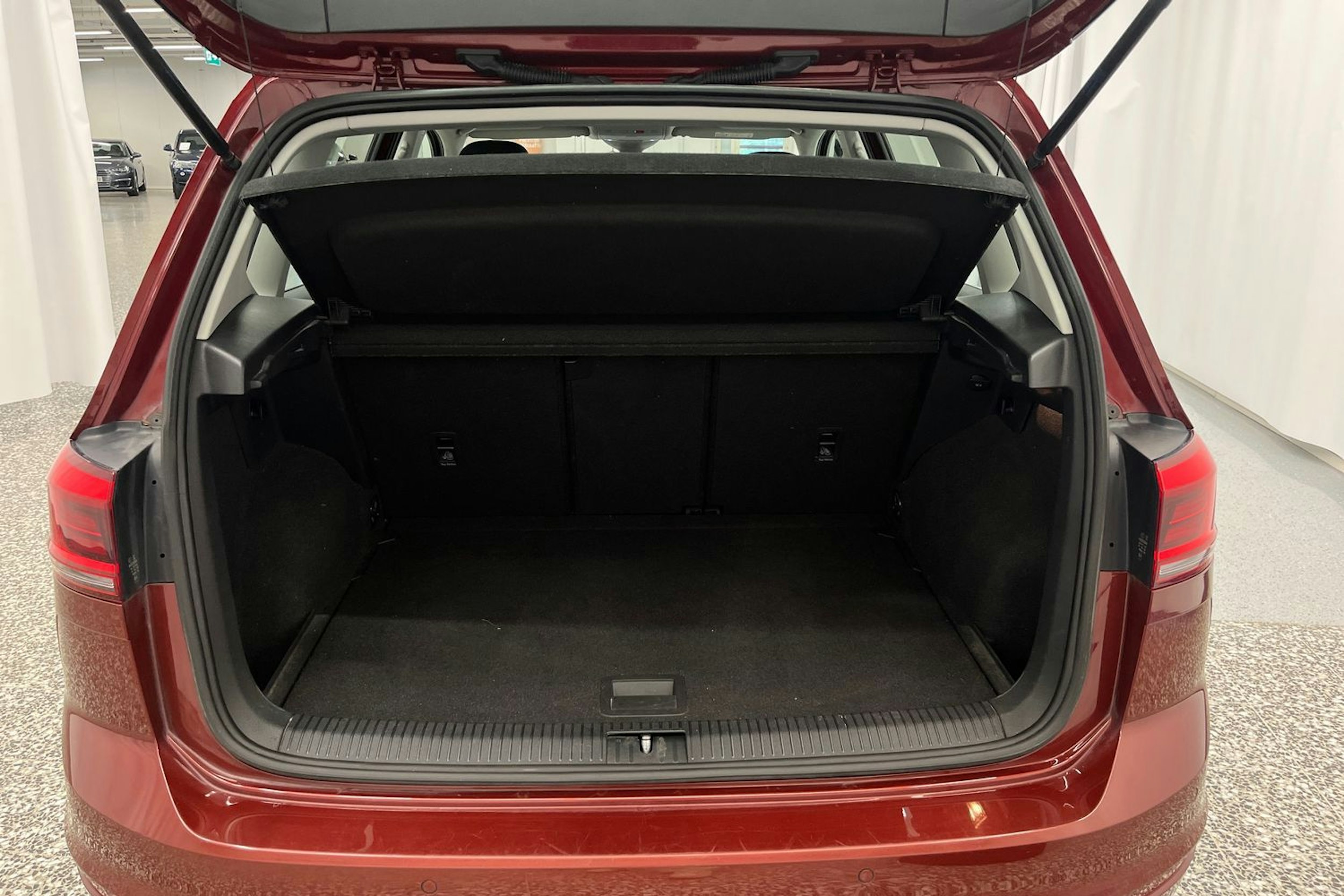 Punainen Volkswagen GOLF SPORTSVAN 2019 kuva 29.