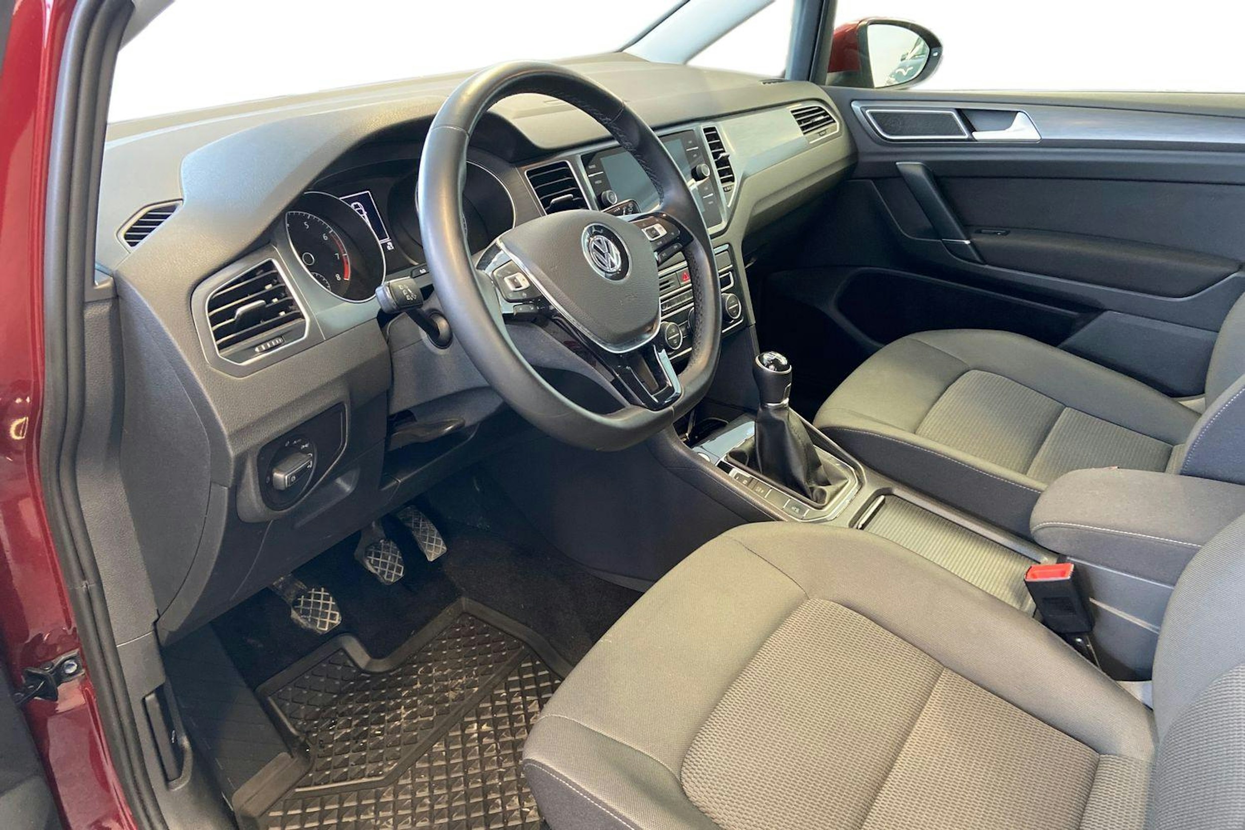 punainen Volkswagen Golf Sportsvan 2020 kuva 6.