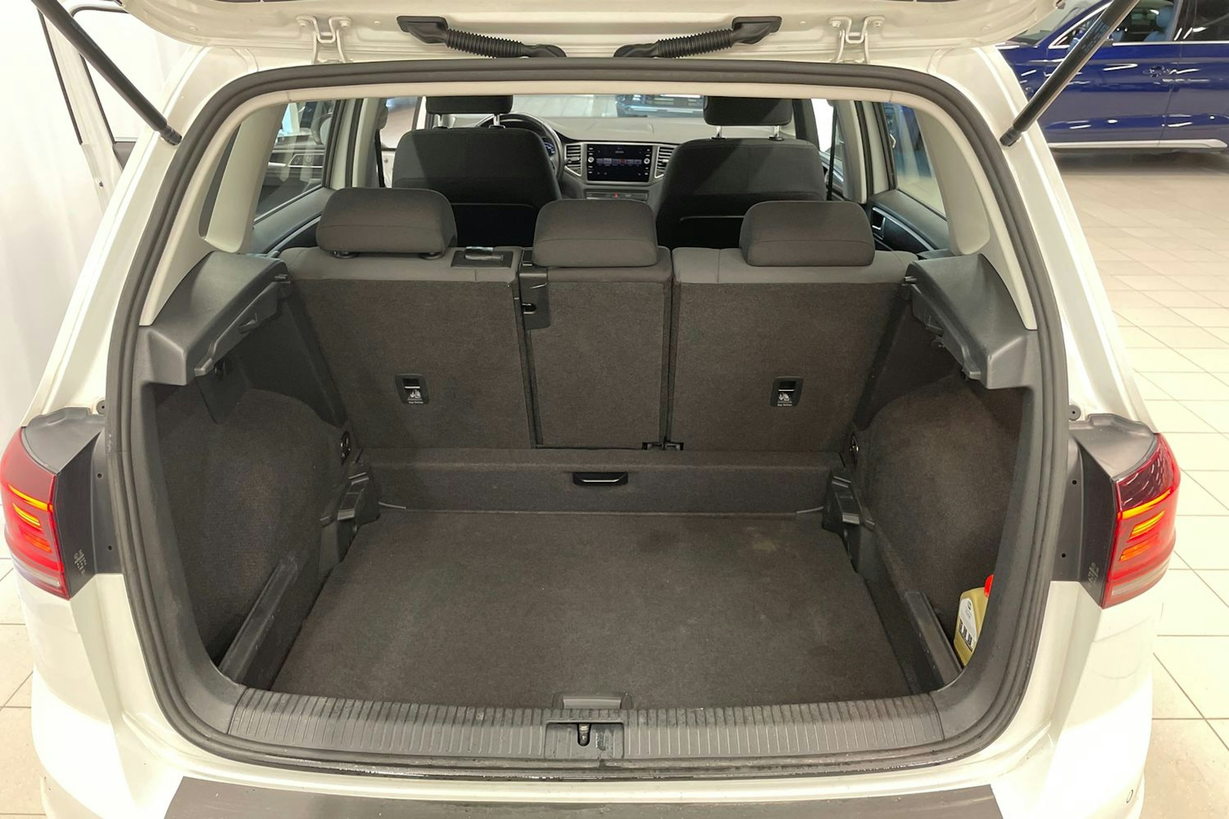 Valkoinen Volkswagen GOLF SPORTSVAN 2020 kuva 21.