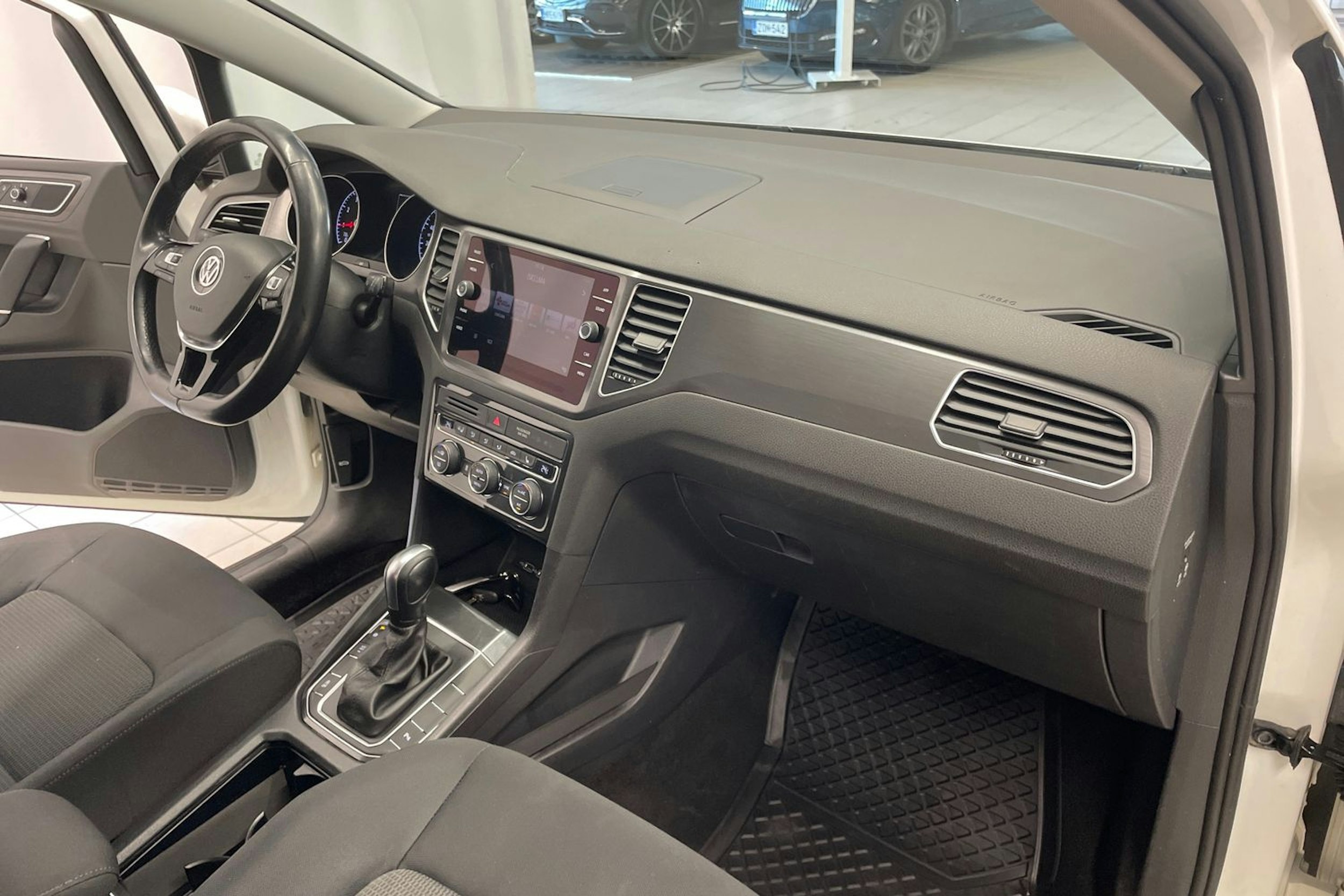 Valkoinen Volkswagen GOLF SPORTSVAN 2020 kuva 24.