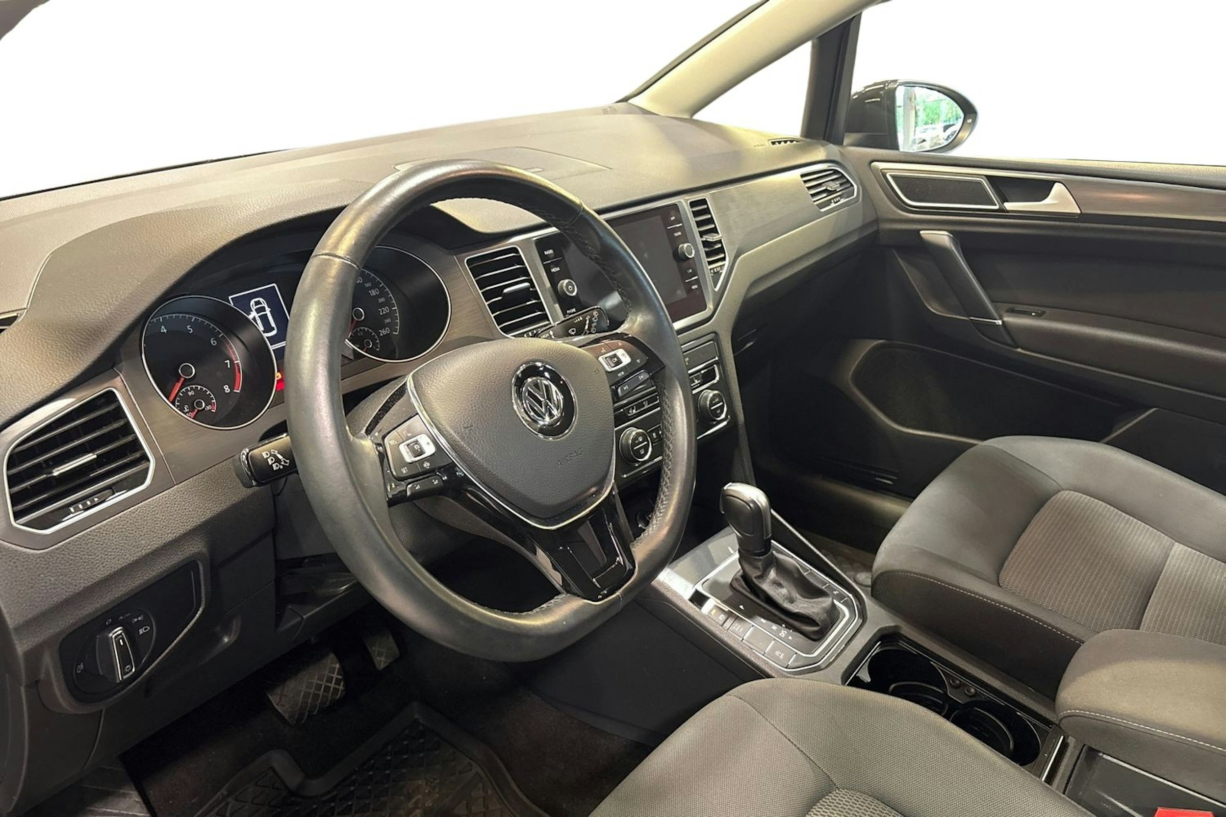 harmaa Volkswagen Golf Sportsvan 2020 kuva 3.