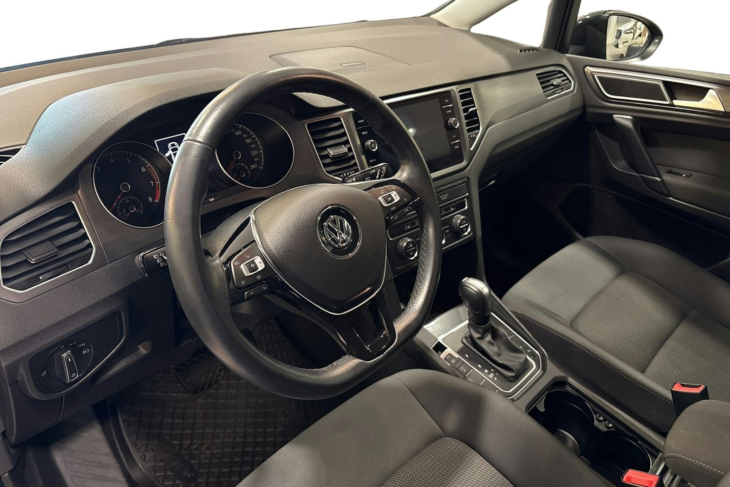 harmaa Volkswagen Golf Sportsvan 2020 kuva 6.