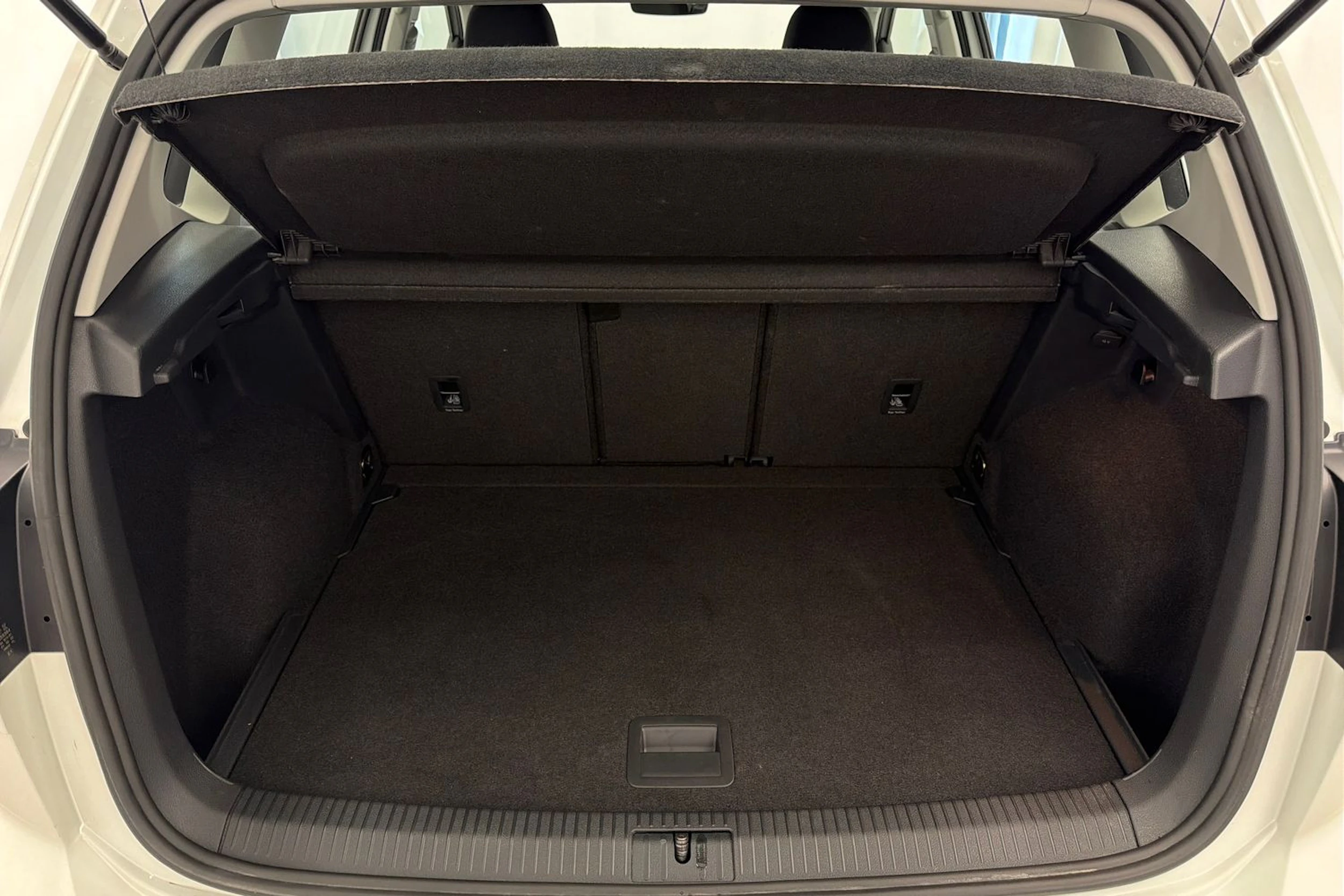 valkoinen Volkswagen Golf Sportsvan 2020 kuva 13.