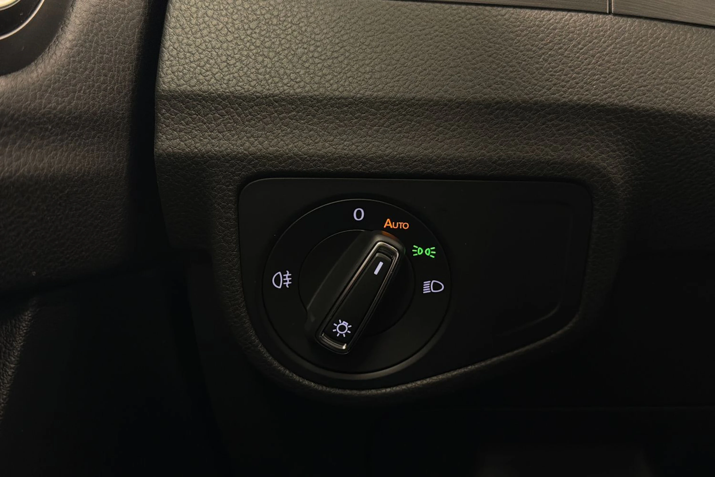 valkoinen Volkswagen Golf Sportsvan 2020 kuva 17.