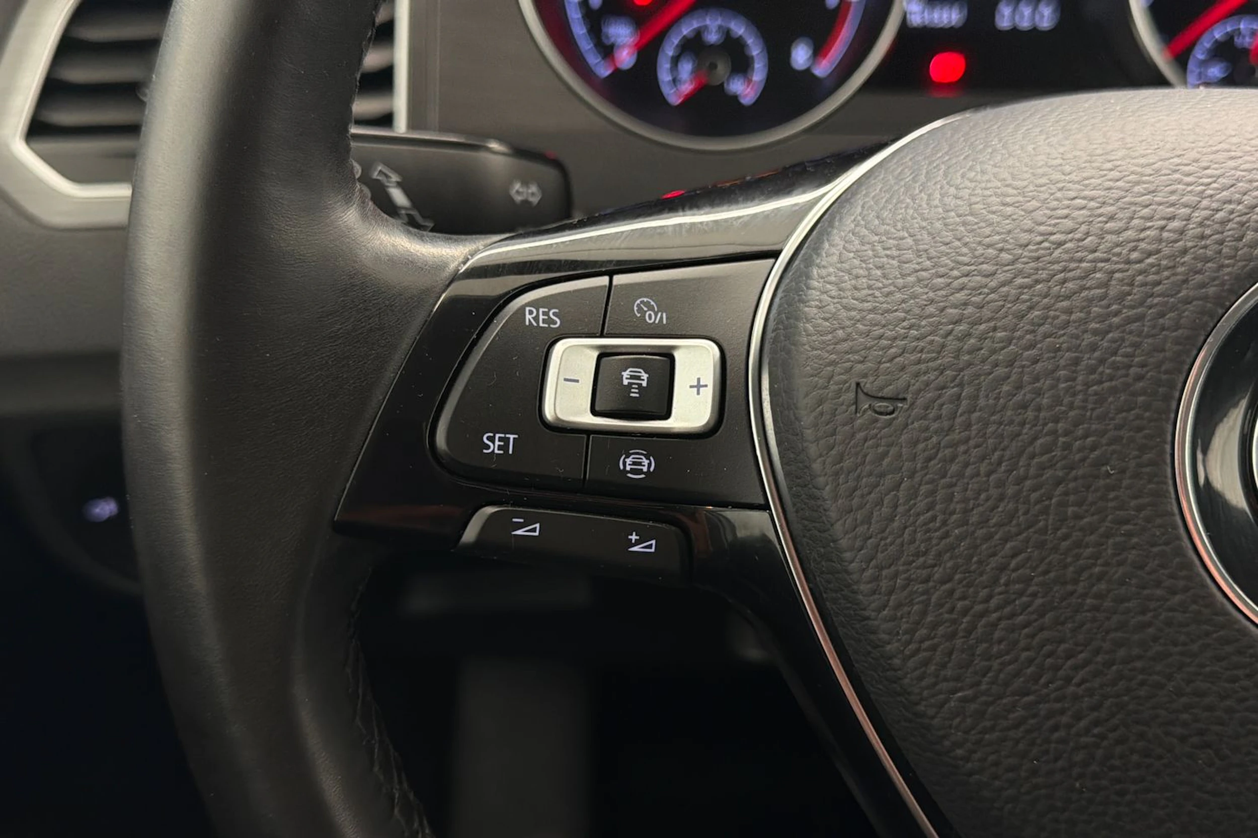 valkoinen Volkswagen Golf Sportsvan 2020 kuva 18.
