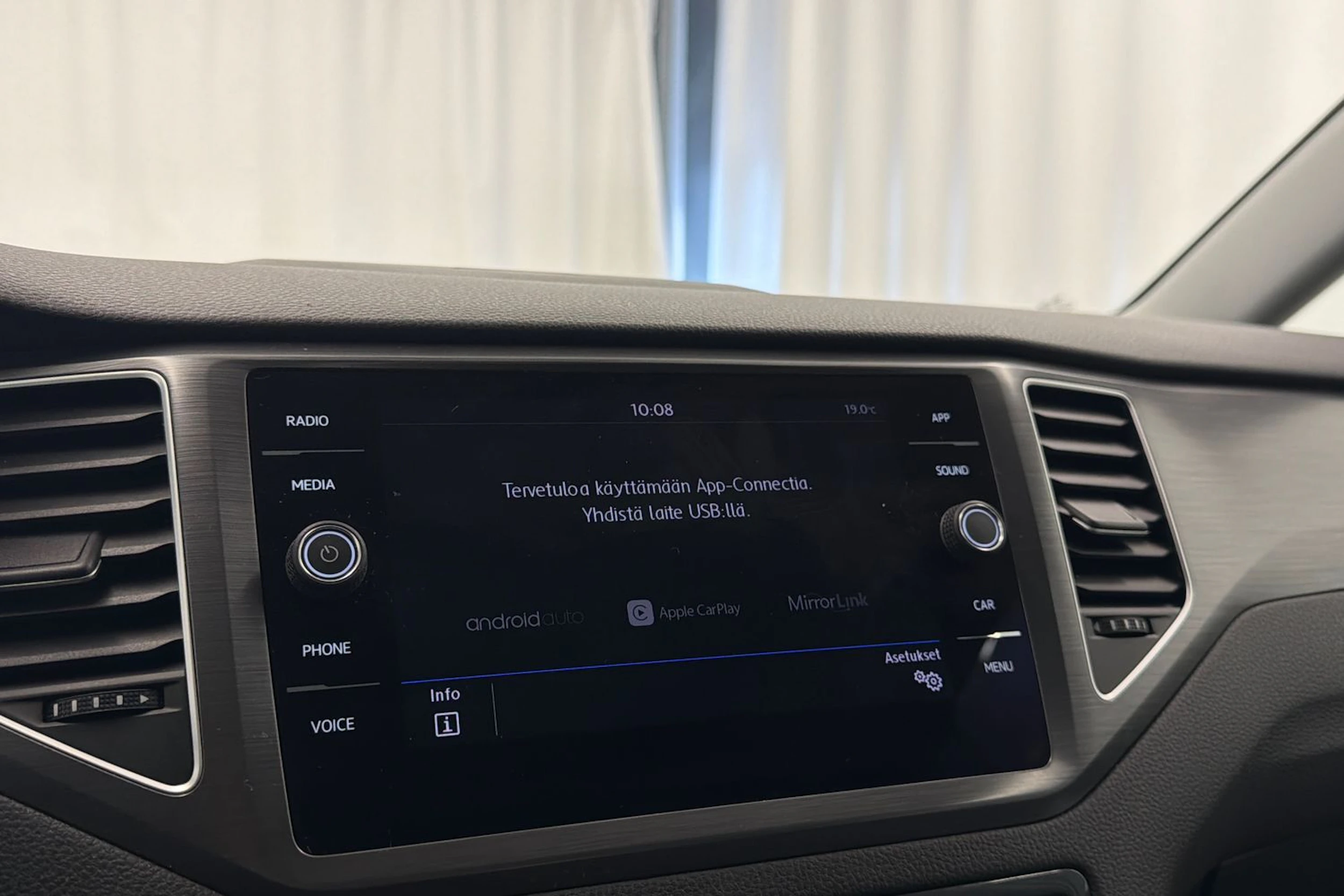 valkoinen Volkswagen Golf Sportsvan 2020 kuva 21.