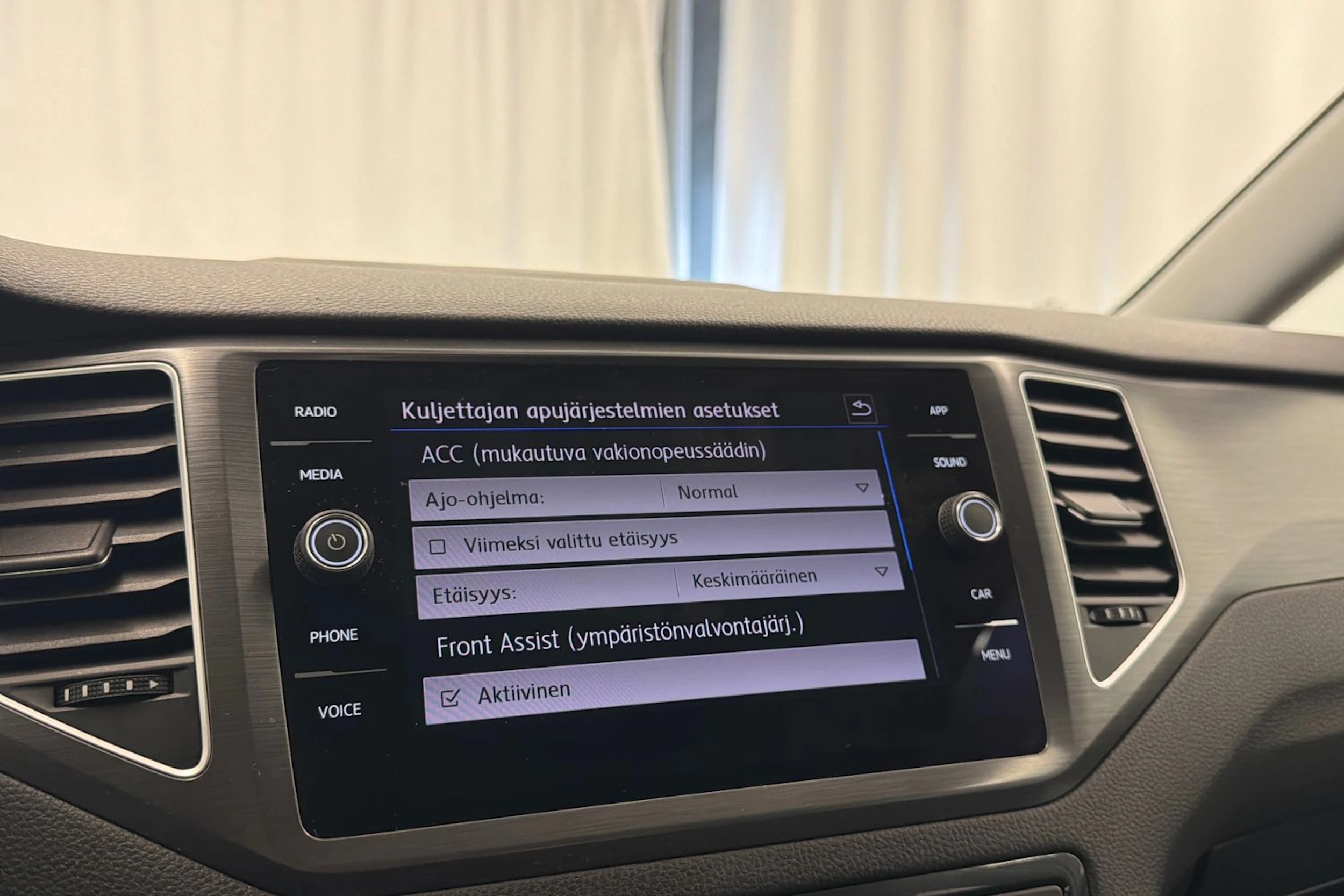 valkoinen Volkswagen Golf Sportsvan 2020 kuva 22.
