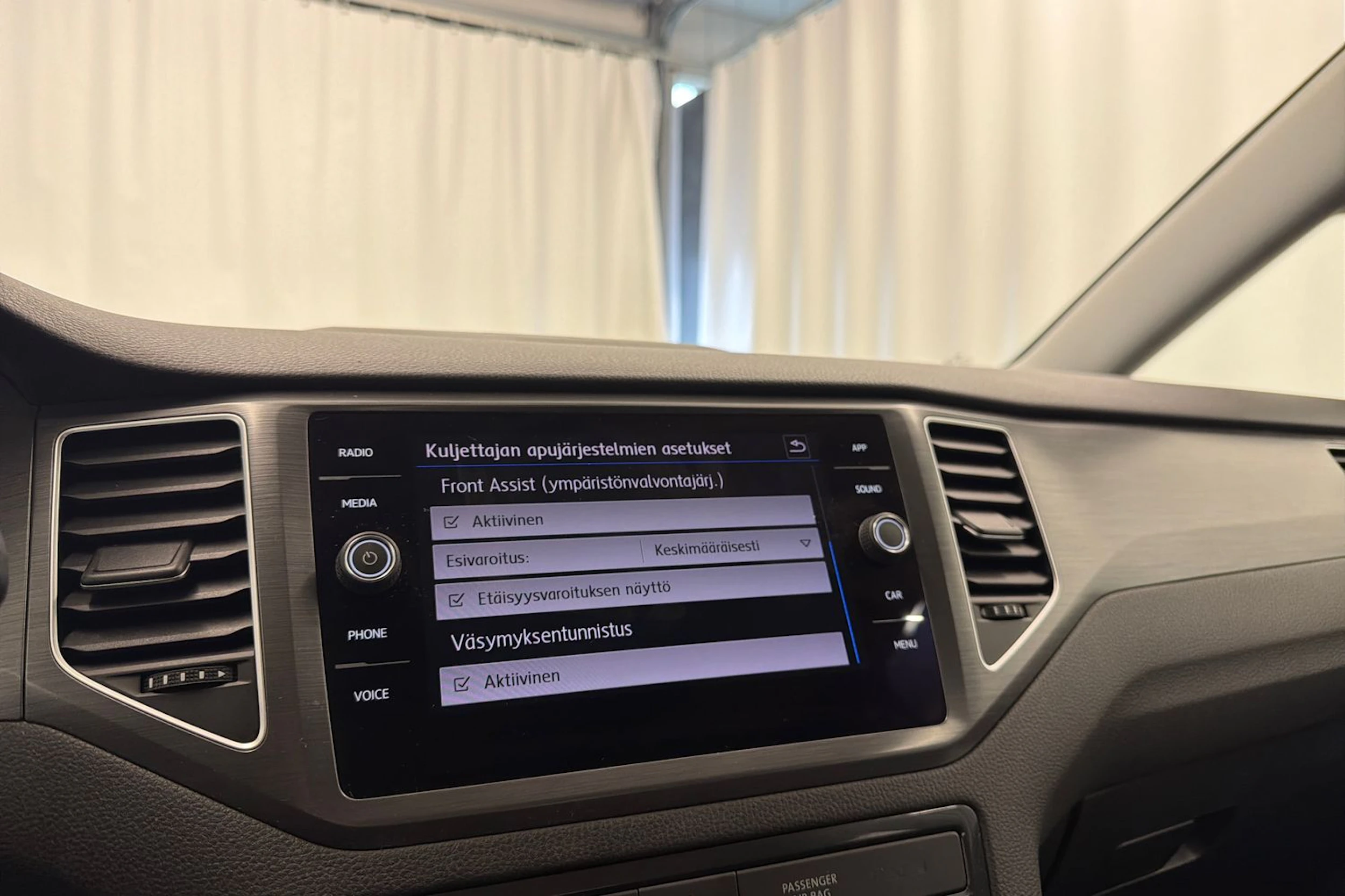 valkoinen Volkswagen Golf Sportsvan 2020 kuva 23.