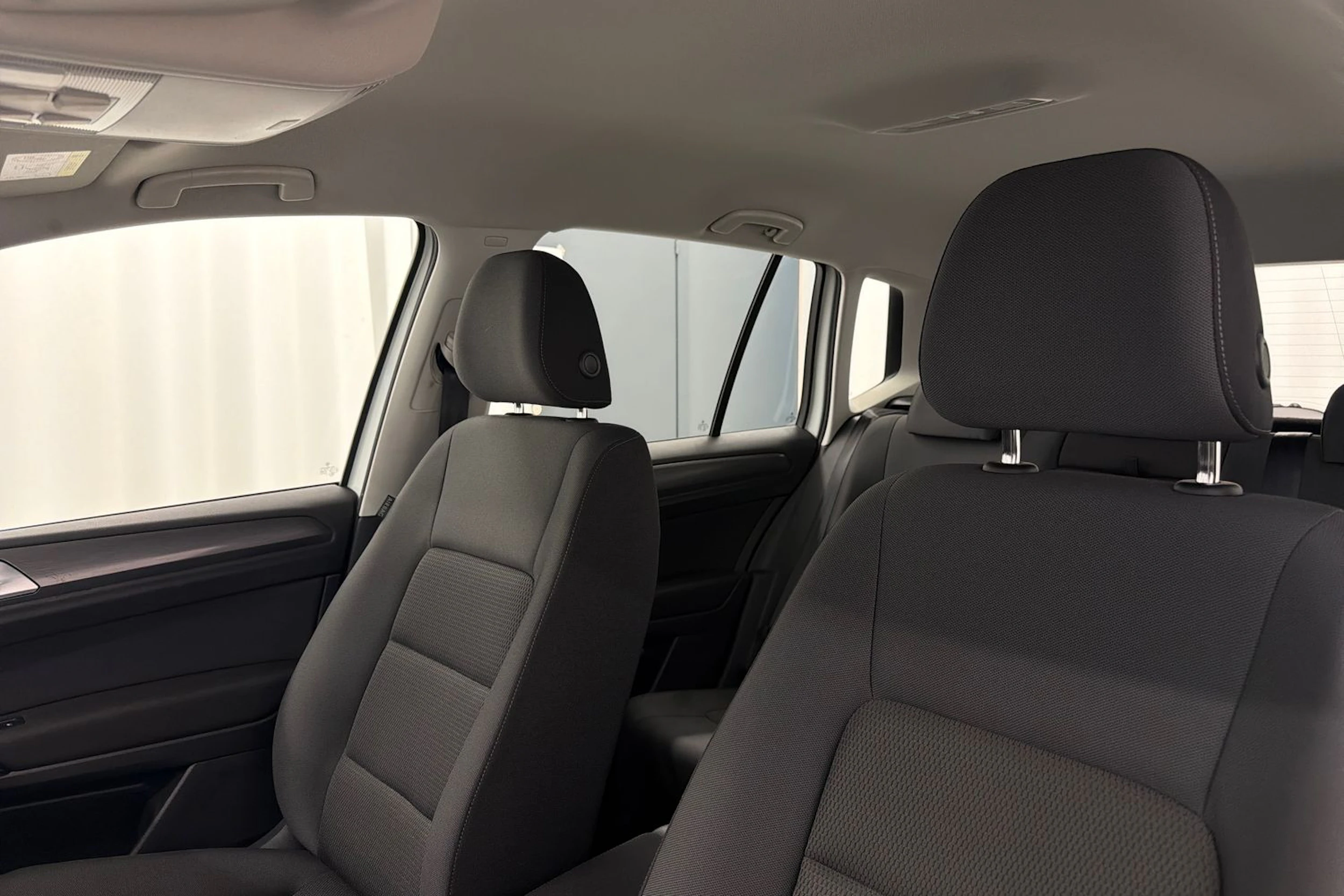 valkoinen Volkswagen Golf Sportsvan 2020 kuva 25.