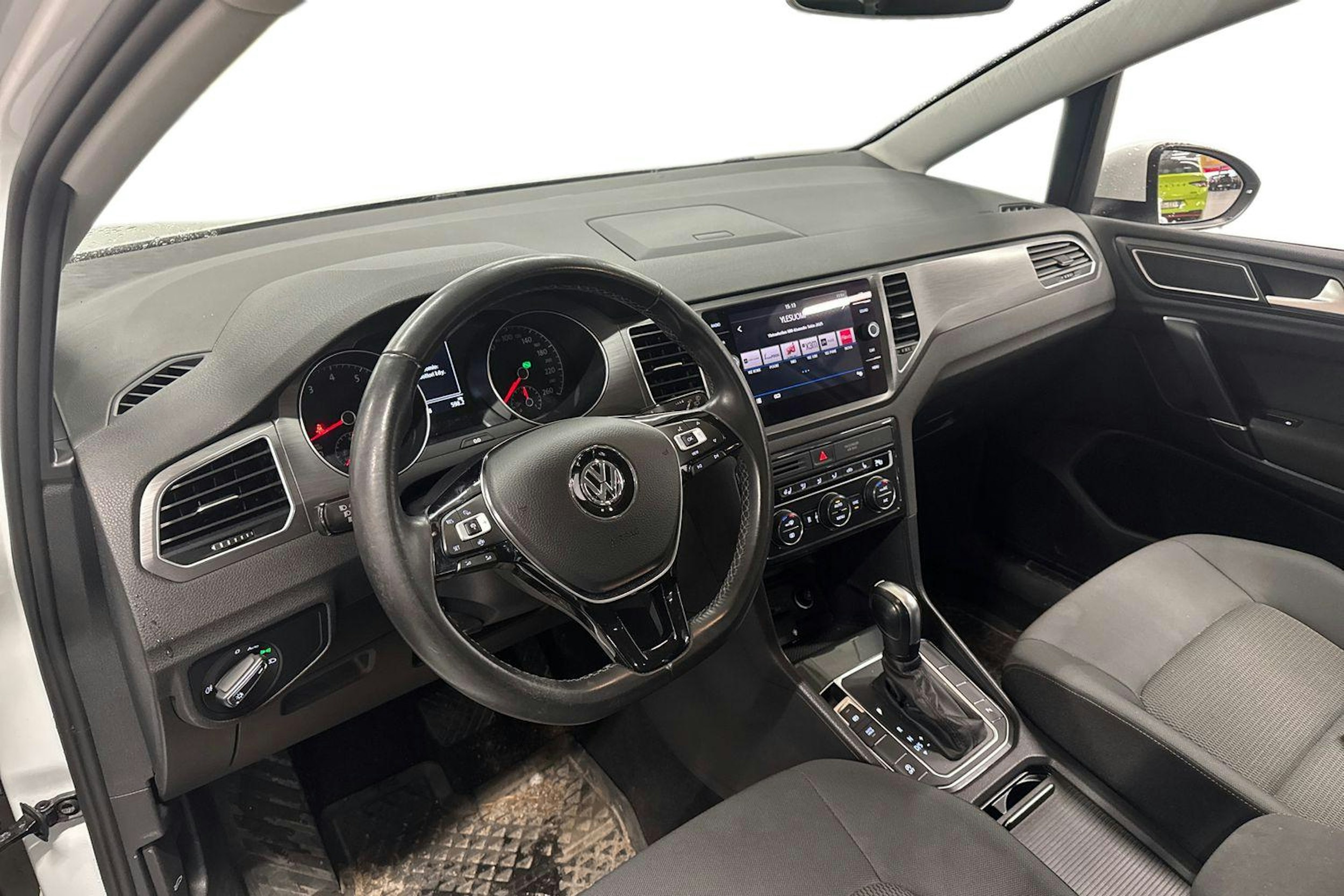 valkoinen Volkswagen Golf Sportsvan 2020 kuva 3.