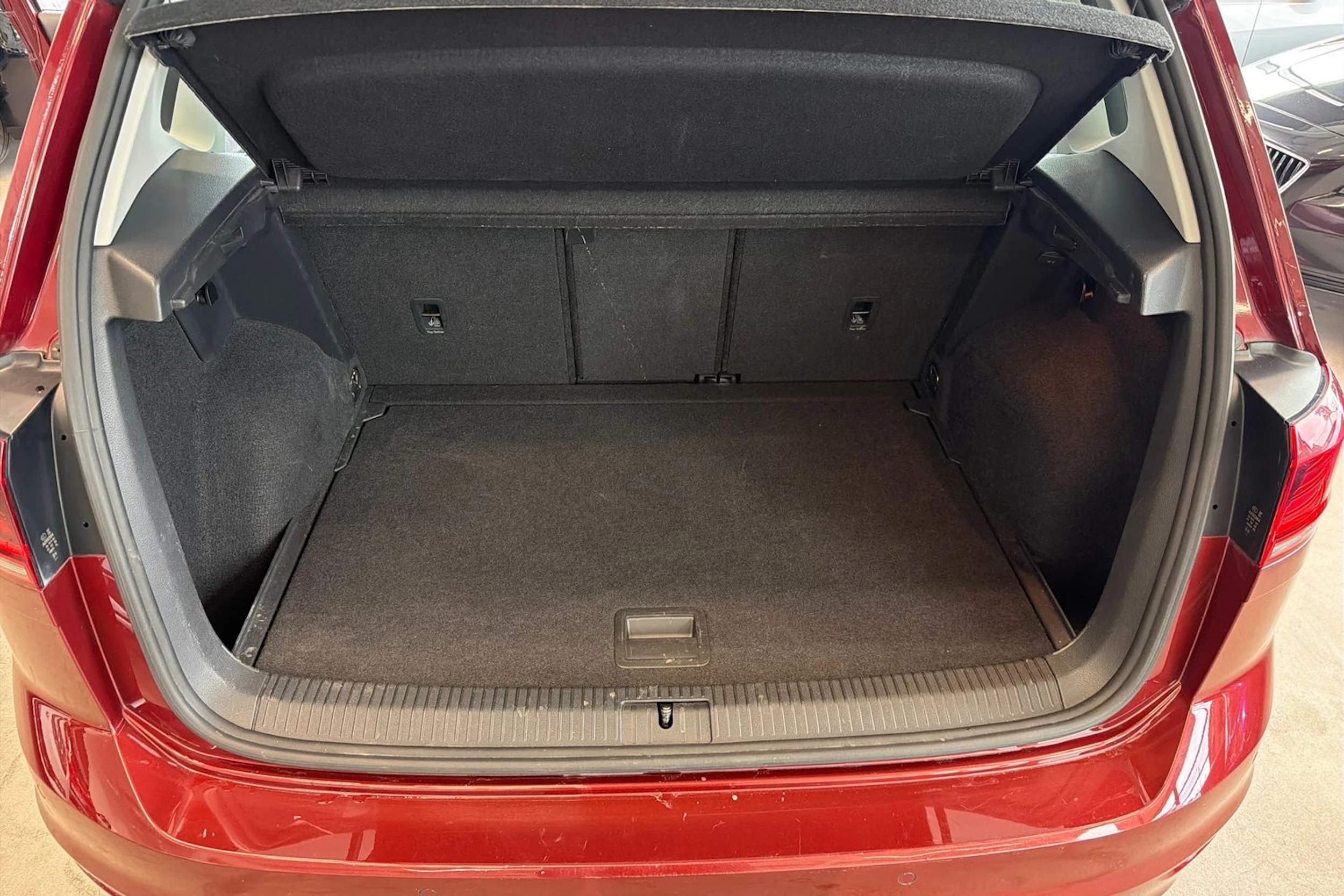 punainen Volkswagen Golf Sportsvan 2020 kuva 16.