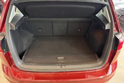 punainen Volkswagen Golf Sportsvan 2020 kuva 16.