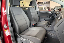 punainen Volkswagen Golf Sportsvan 2020 kuva 17.