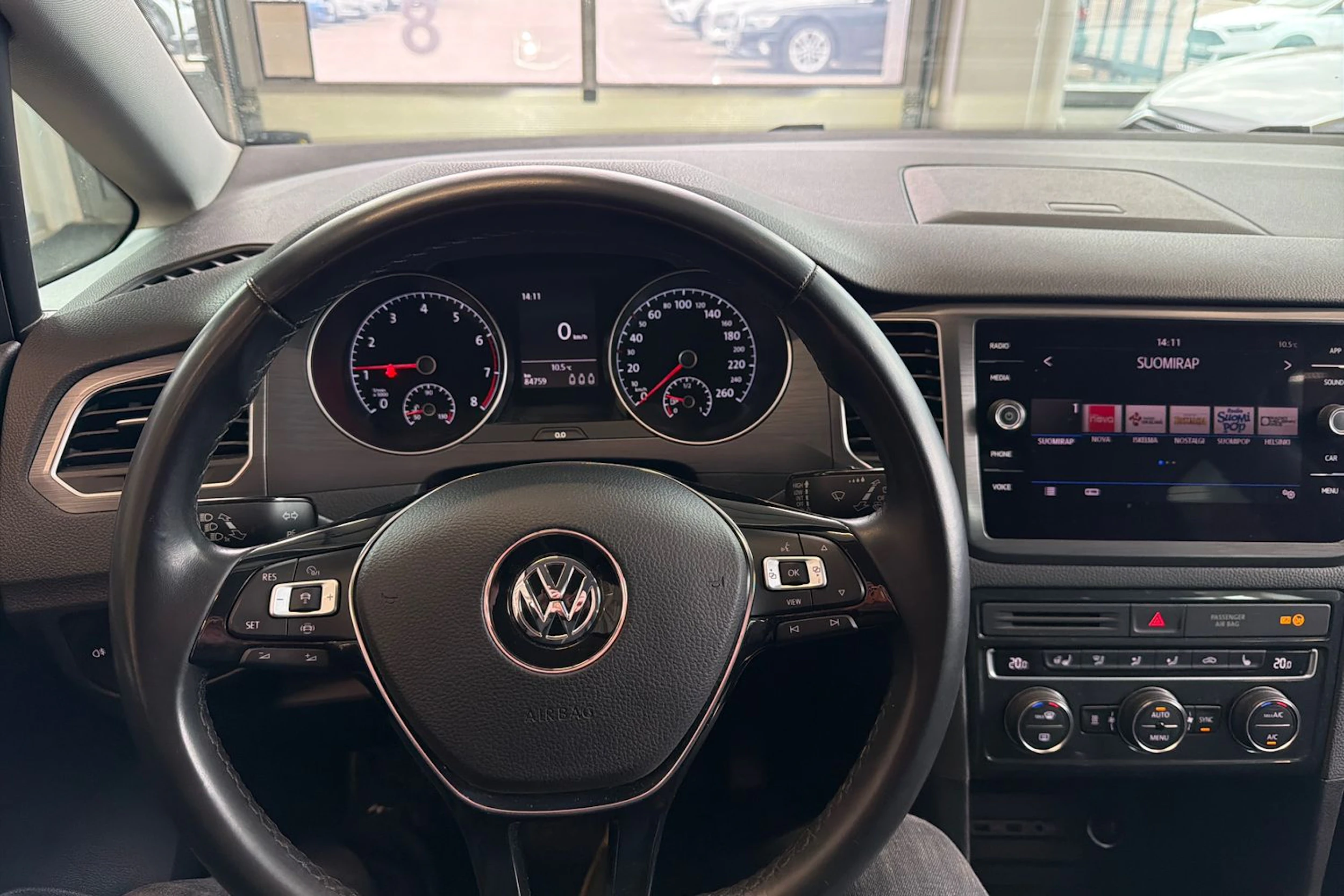 punainen Volkswagen Golf Sportsvan 2020 kuva 22.