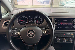 punainen Volkswagen Golf Sportsvan 2020 kuva 22.