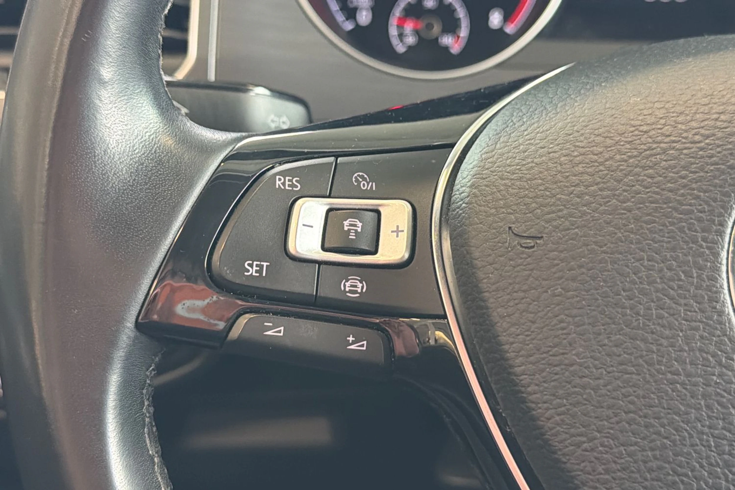 punainen Volkswagen Golf Sportsvan 2020 kuva 25.