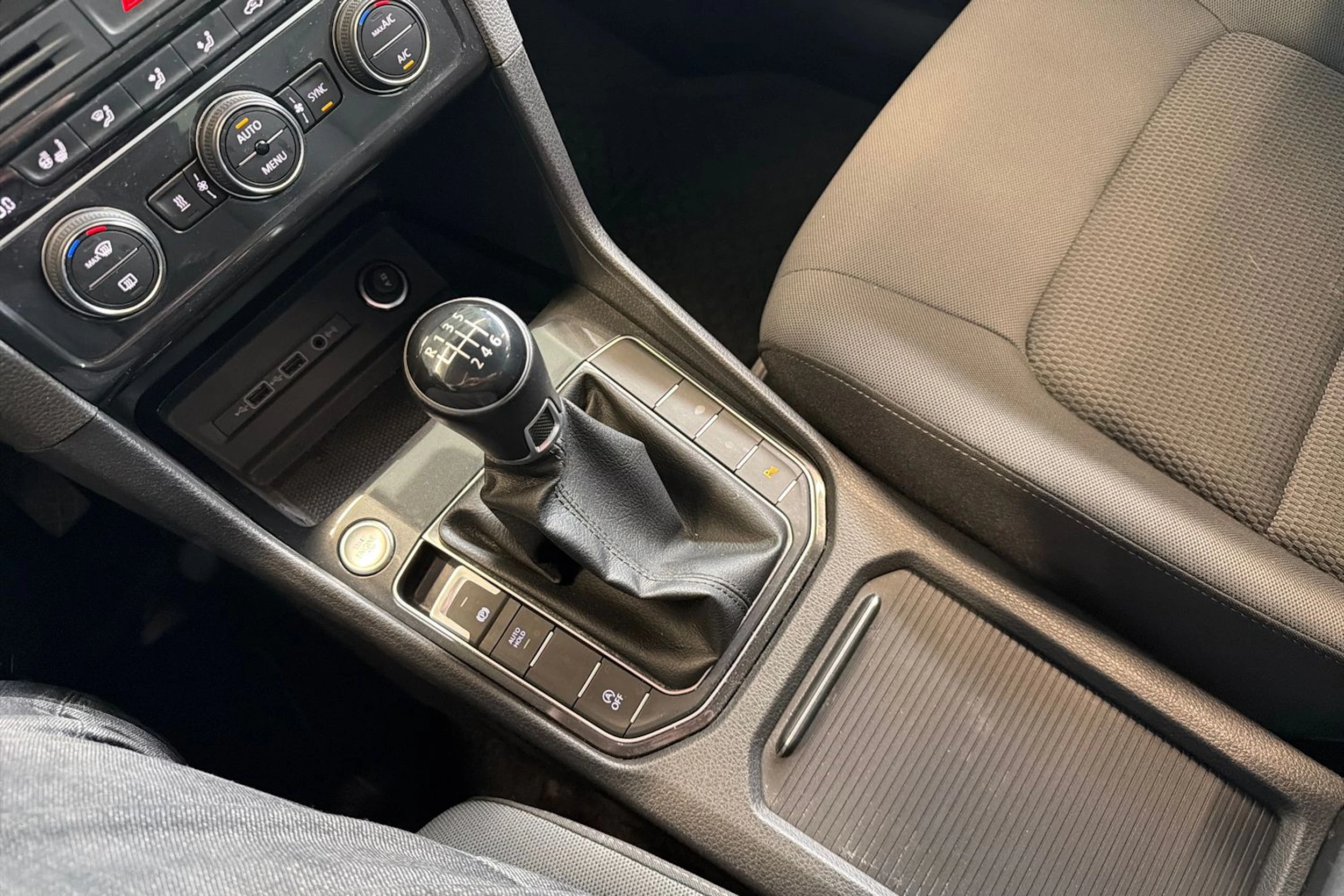punainen Volkswagen Golf Sportsvan 2020 kuva 33.