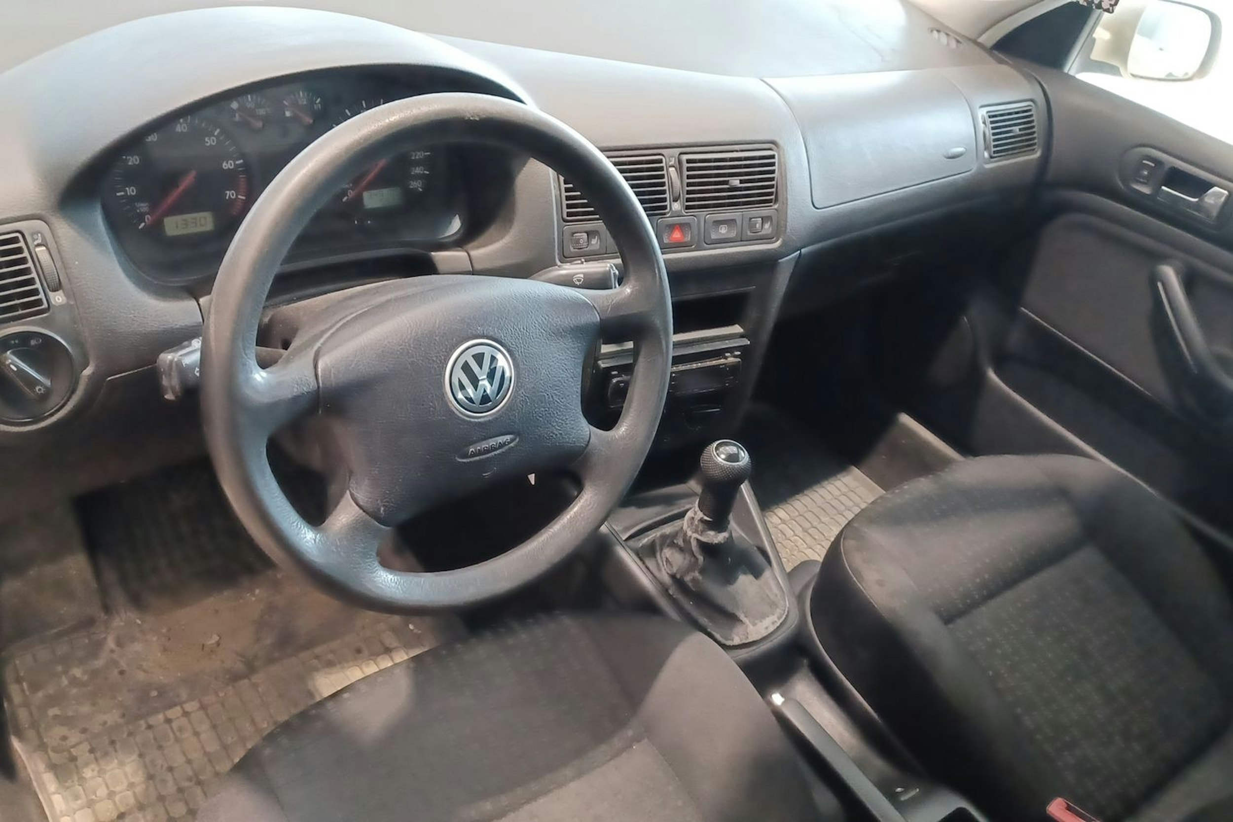 Ruskea (beige) Volkswagen Golf 2002 kuva 7.