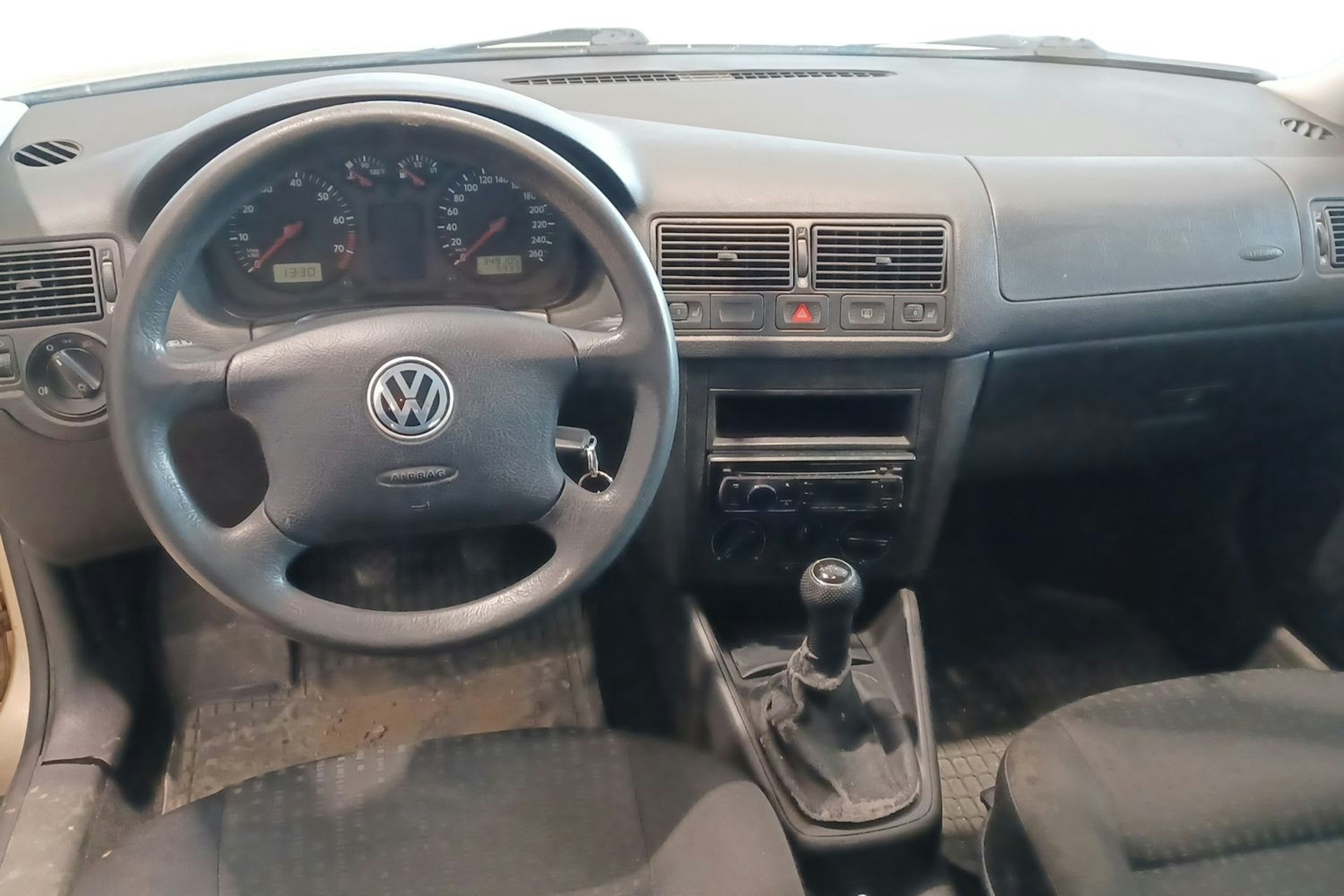 Ruskea (beige) Volkswagen Golf 2002 kuva 9.