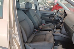 Ruskea (beige) Volkswagen Golf 2002 kuva 19.