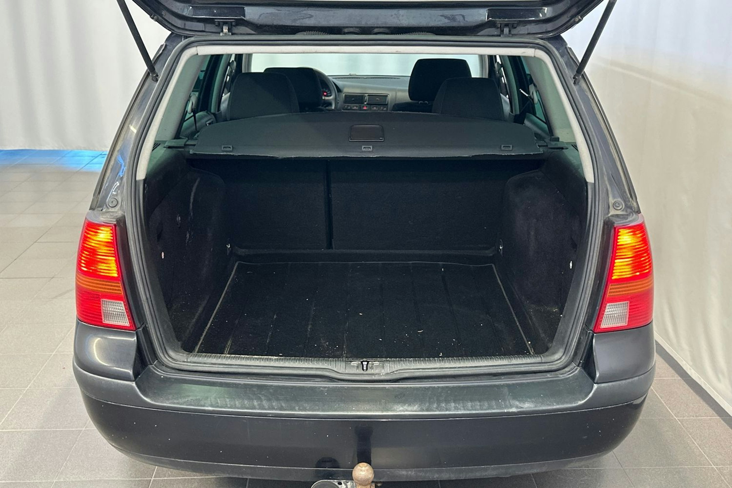 musta Volkswagen Golf 2004 kuva 13.