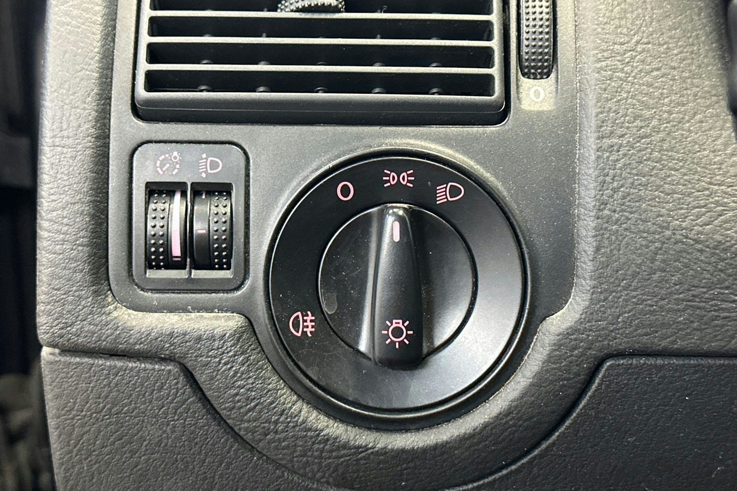 musta Volkswagen Golf 2004 kuva 15.