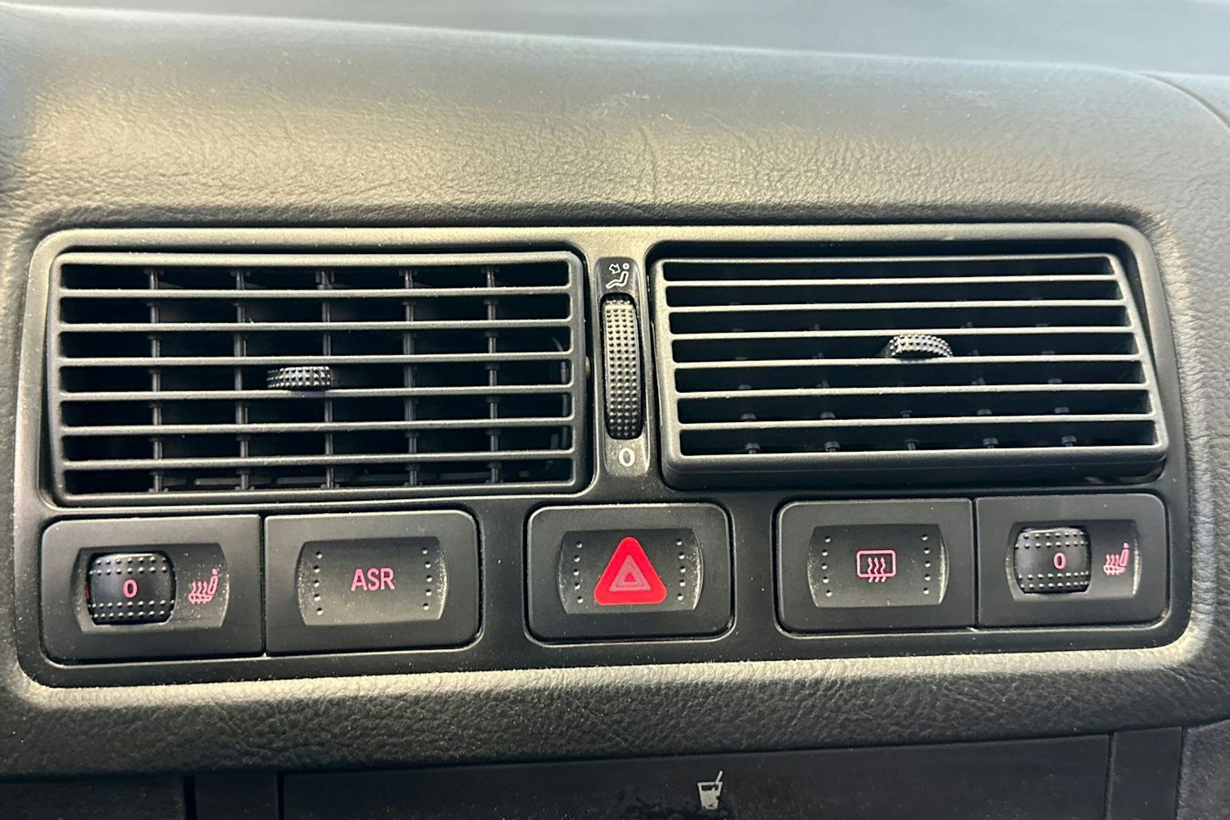 musta Volkswagen Golf 2004 kuva 20.