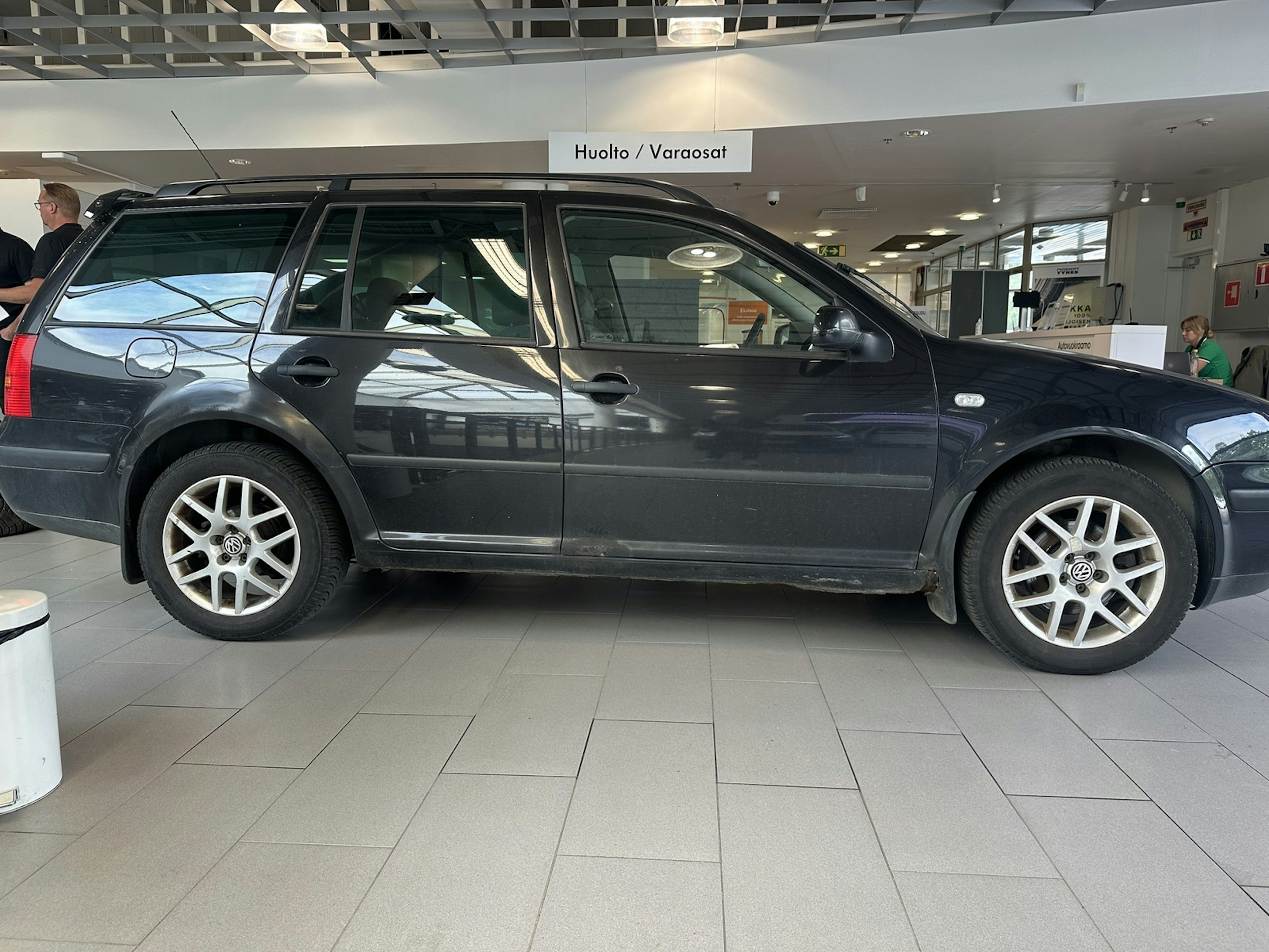 Musta Volkswagen Golf 2003 kuva 8.