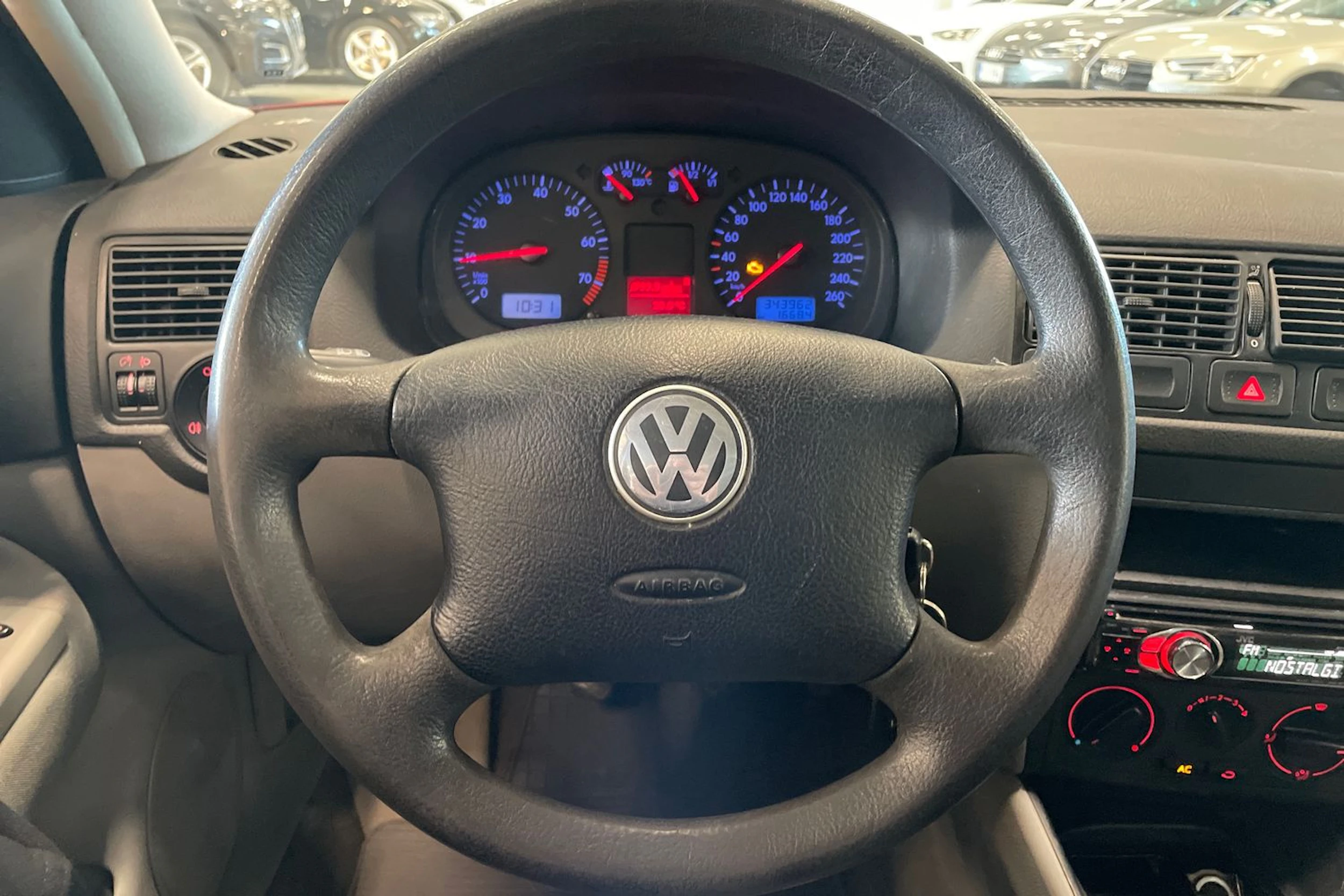 punainen Volkswagen Golf 2003 kuva 13.