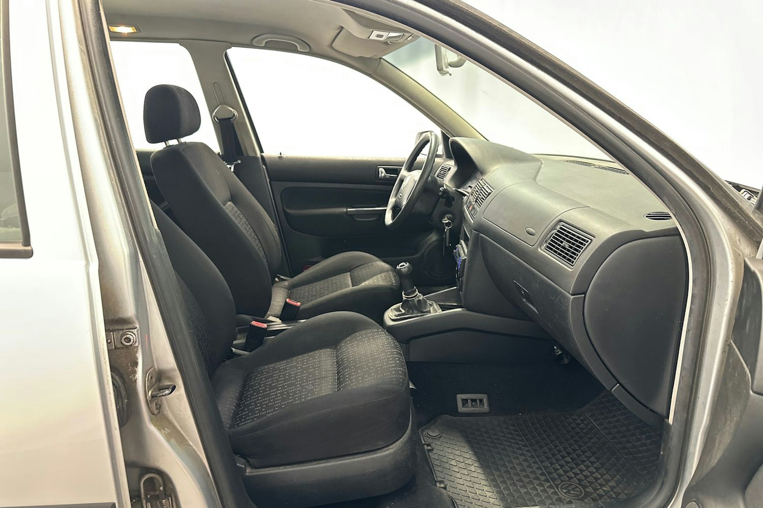 harmaa Volkswagen Golf 2003 kuva 12.