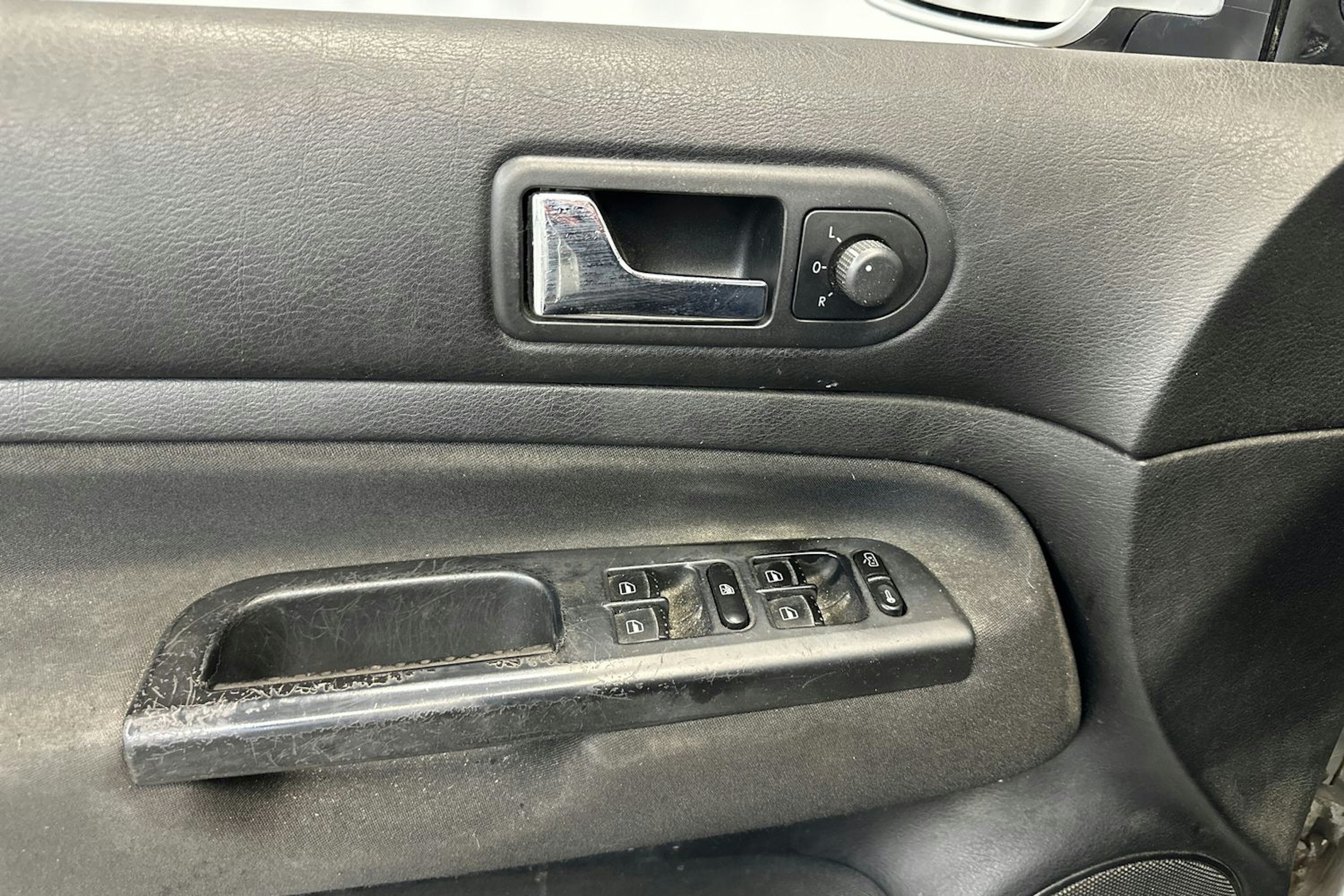 harmaa Volkswagen Golf 2003 kuva 13.